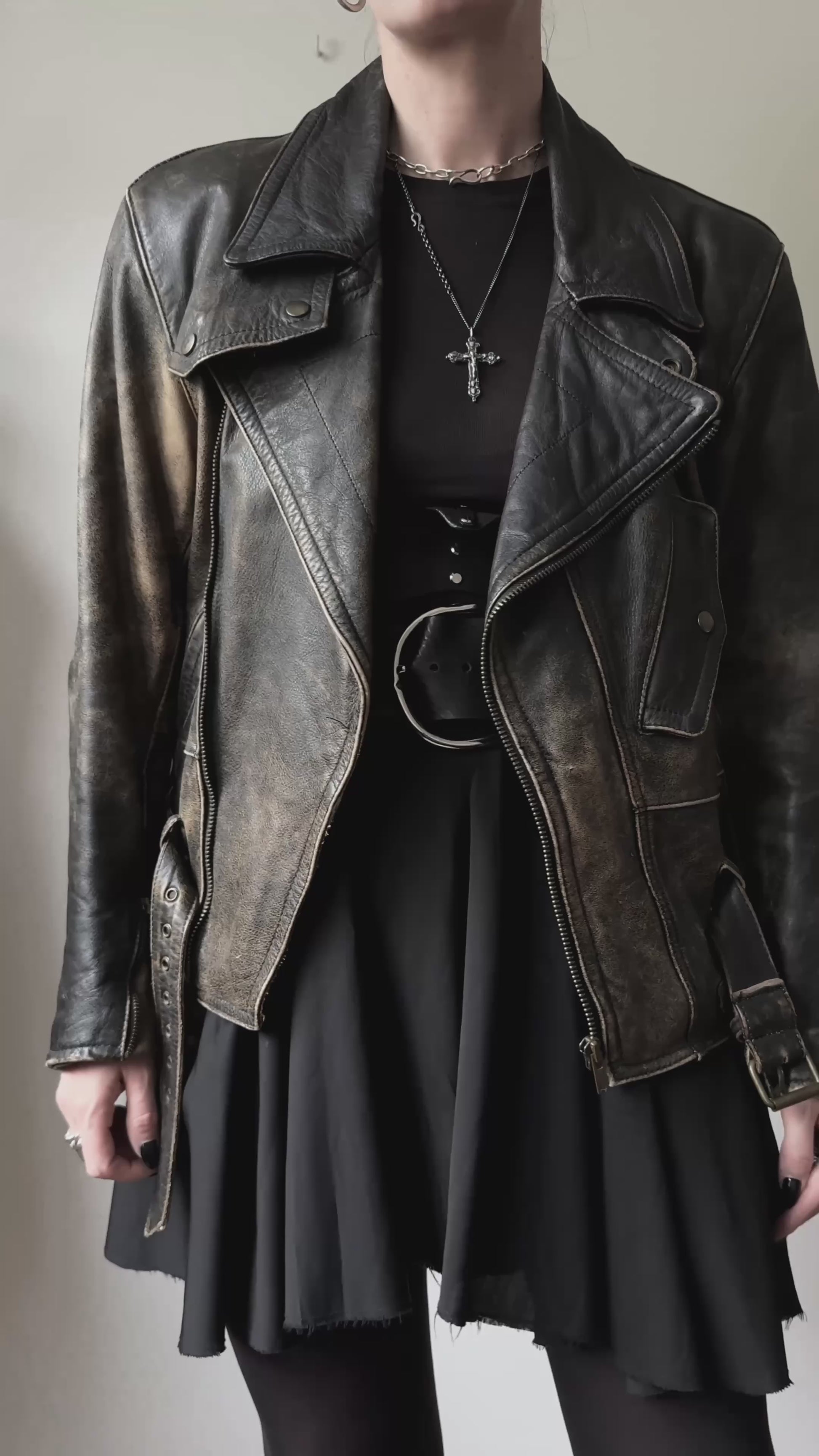 Dunkle Vintage-Bikerjacke mit starker Patina, Gürtel und mattsilberner Hardware