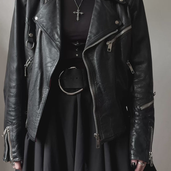 Schwarze Vintage Bikerjacke mit silbernen Reißverschlüssen und Kette am Rücken