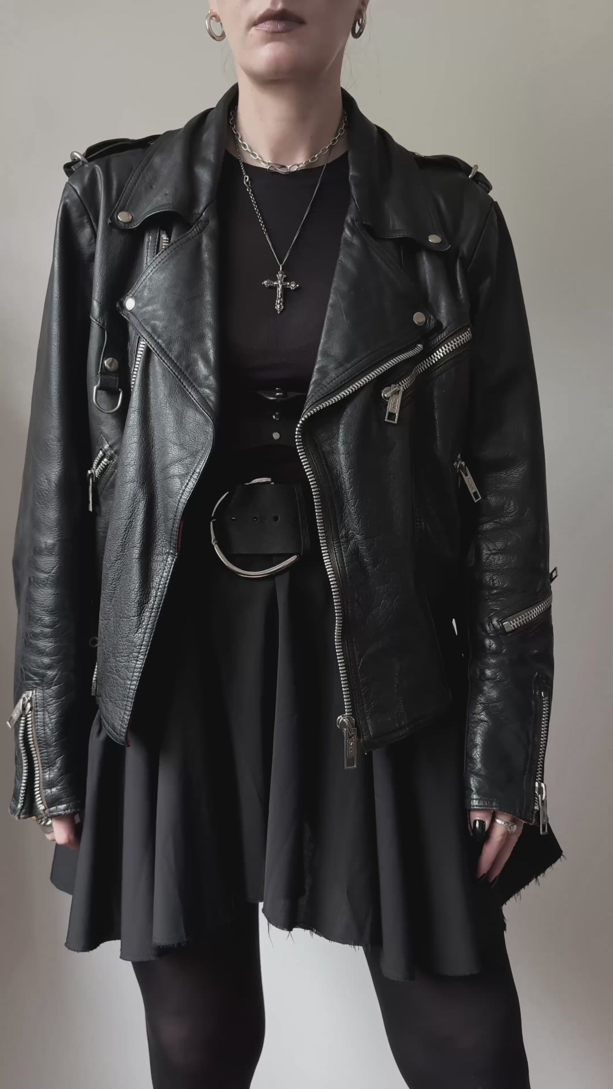 Schwarze Vintage Bikerjacke mit silbernen Reißverschlüssen und Kette am Rücken