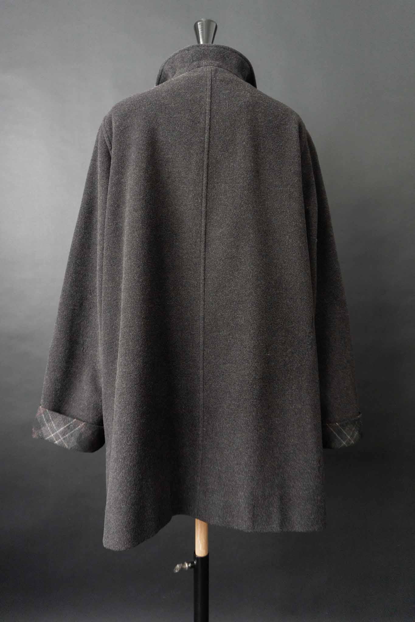 Vintage Kaschmir Wollmantel in Schwarz mit Stehkragen und kariertem Futter