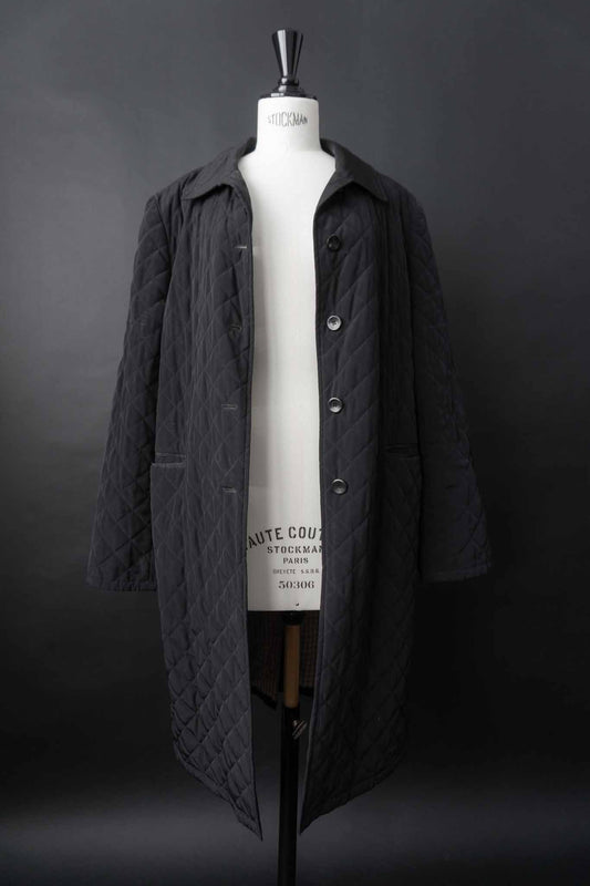 Schwarzer Vintage Steppmantel mit Knopfleiste und kariertem Innenfutter