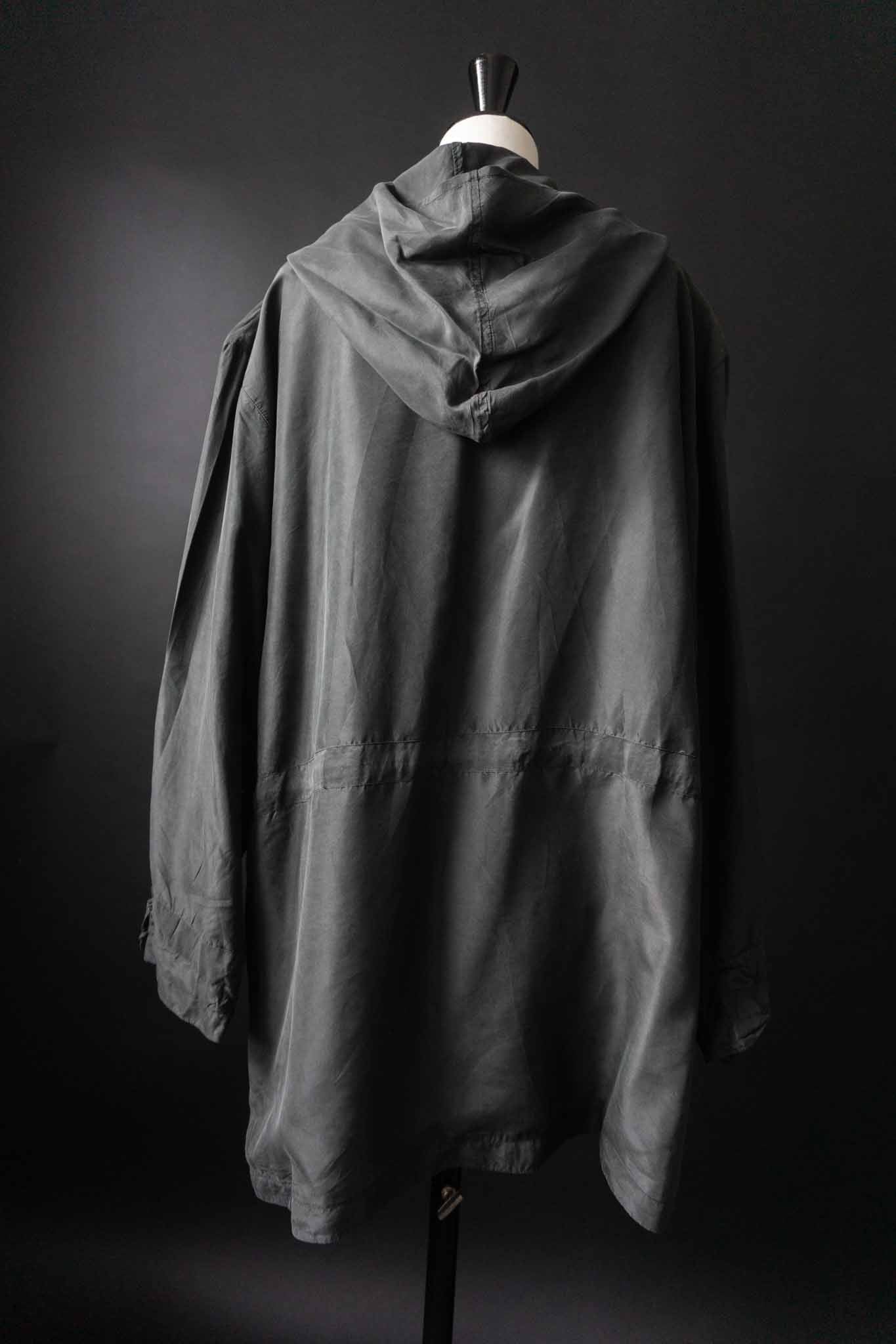 Vintage Mantel aus 100 % schwarzer Seide mit Kapuze und Schulterpolstern, verwaschene Optik