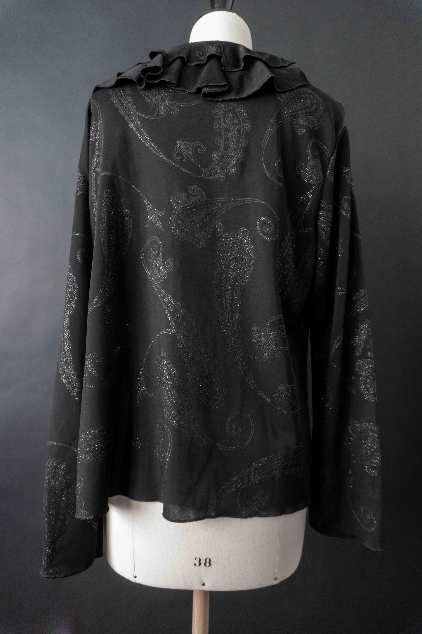 Vintage Schwarze Bluse mit Volantkragen, Glitzer Paisley, M–L theplaincircle vintage