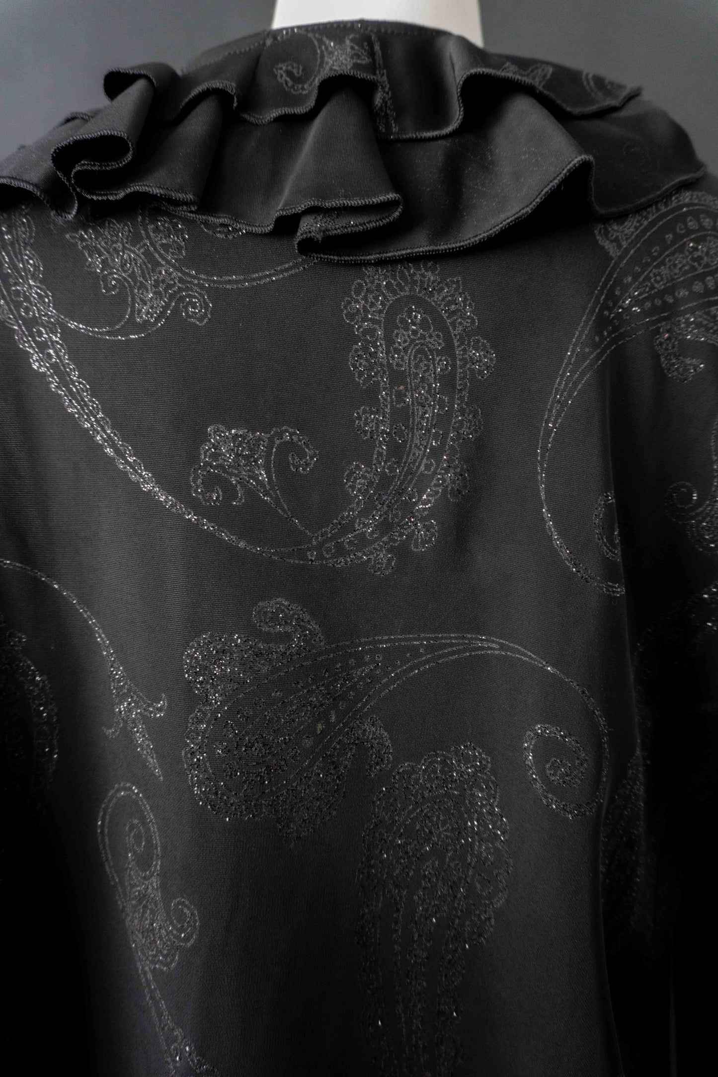 Vintage Schwarze Bluse mit Volantkragen, Glitzer Paisley, M–L theplaincircle vintage