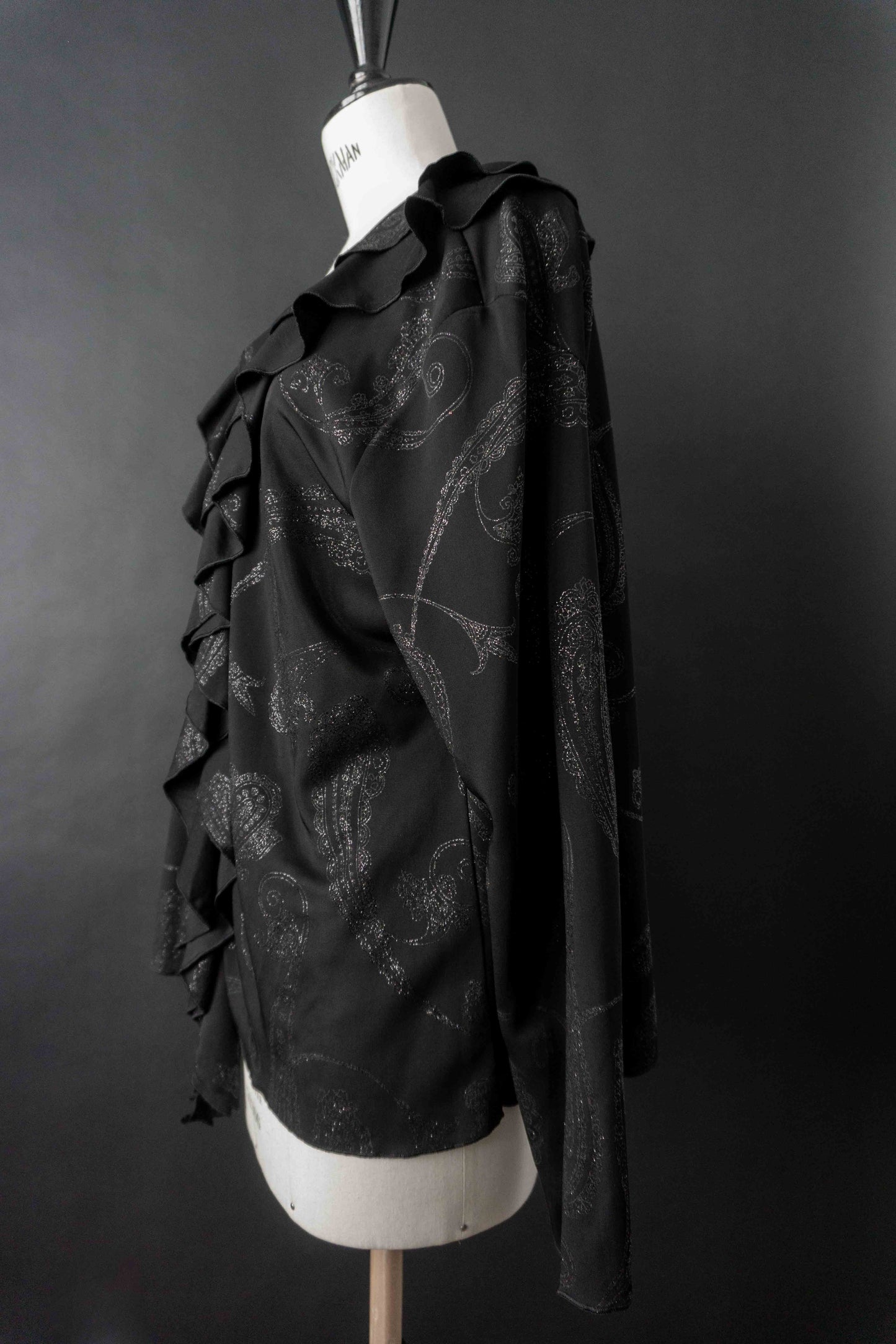 Vintage Schwarze Bluse mit Volantkragen, Glitzer Paisley, M–L theplaincircle vintage