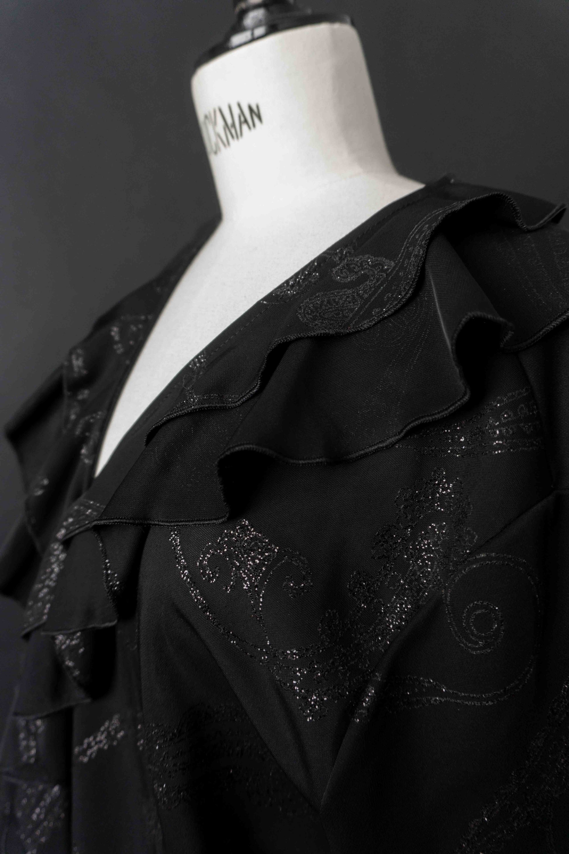 Vintage Schwarze Bluse mit Volantkragen, Glitzer Paisley, M–L theplaincircle vintage
