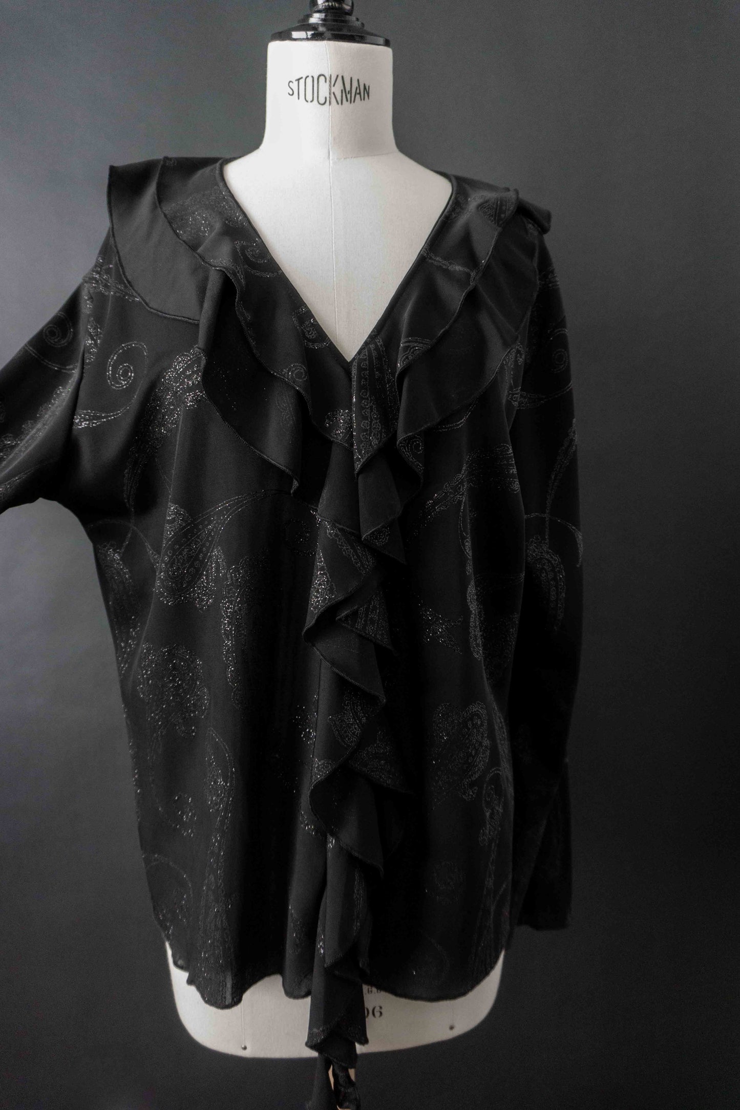 Vintage Schwarze Bluse mit Volantkragen, Glitzer Paisley, M–L theplaincircle vintage