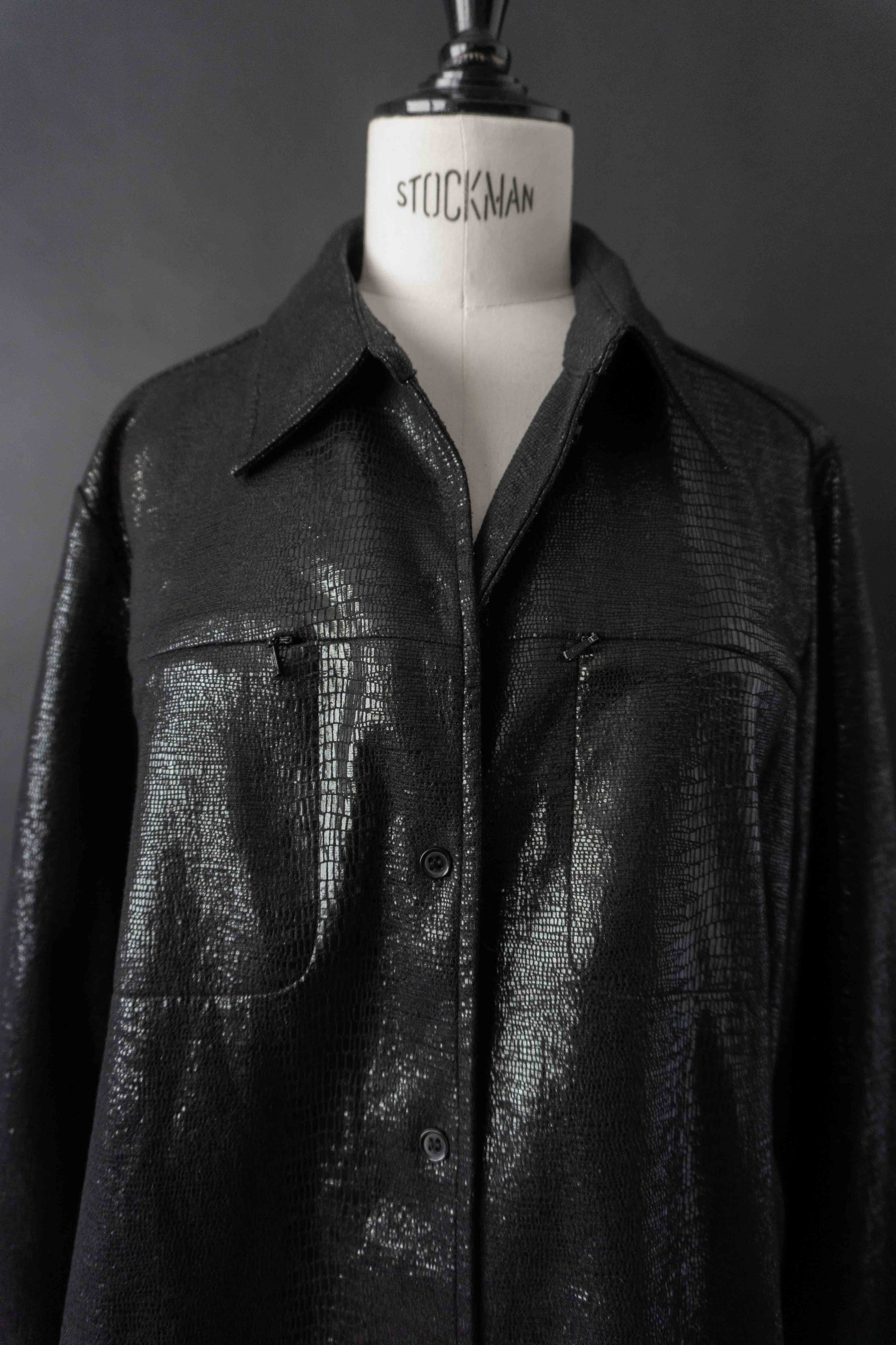 Overshirt Schwarz Kroko Shiny, M–L theplaincircle vintage