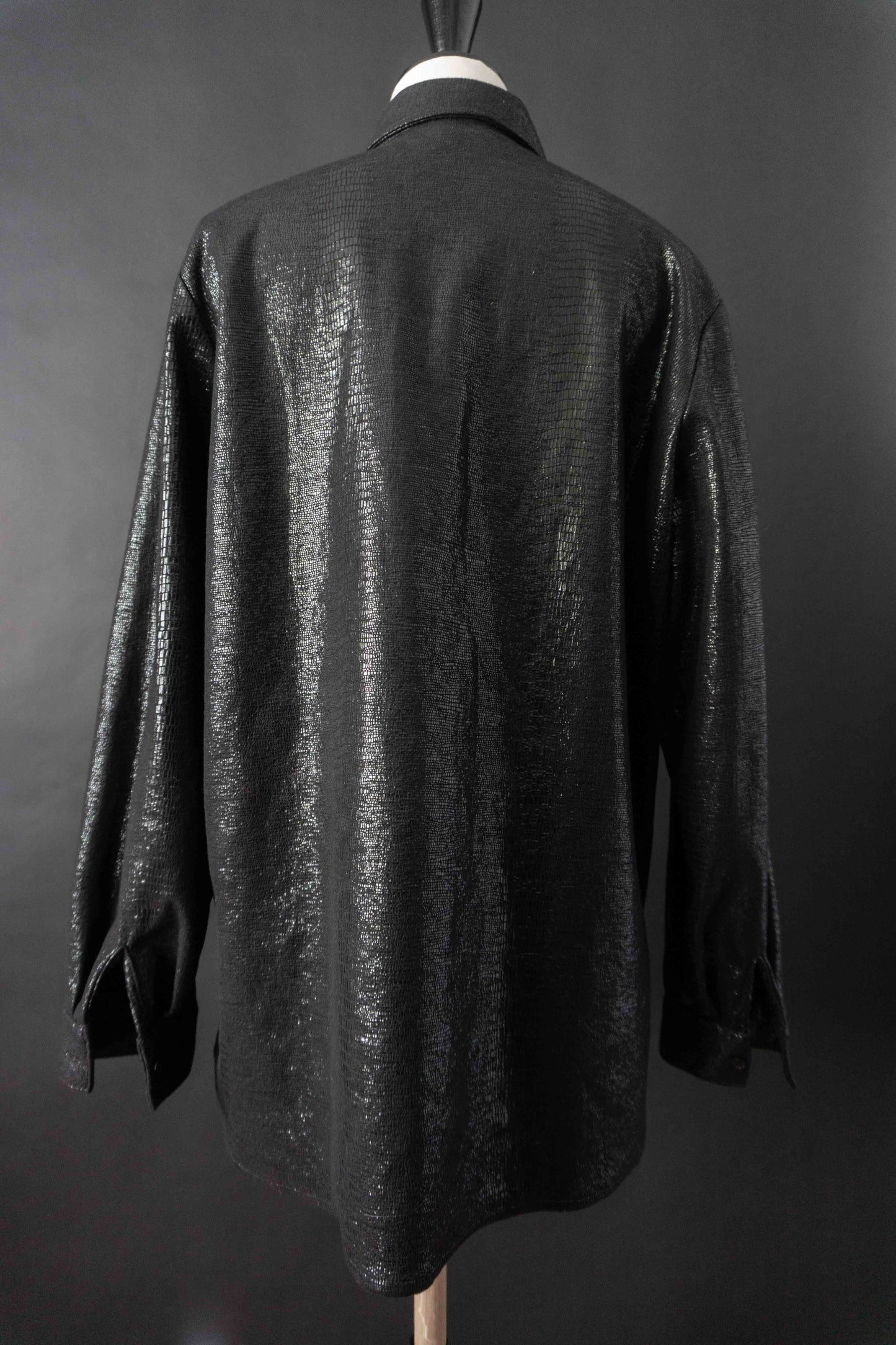 Overshirt Schwarz Kroko Shiny, M–L theplaincircle vintage