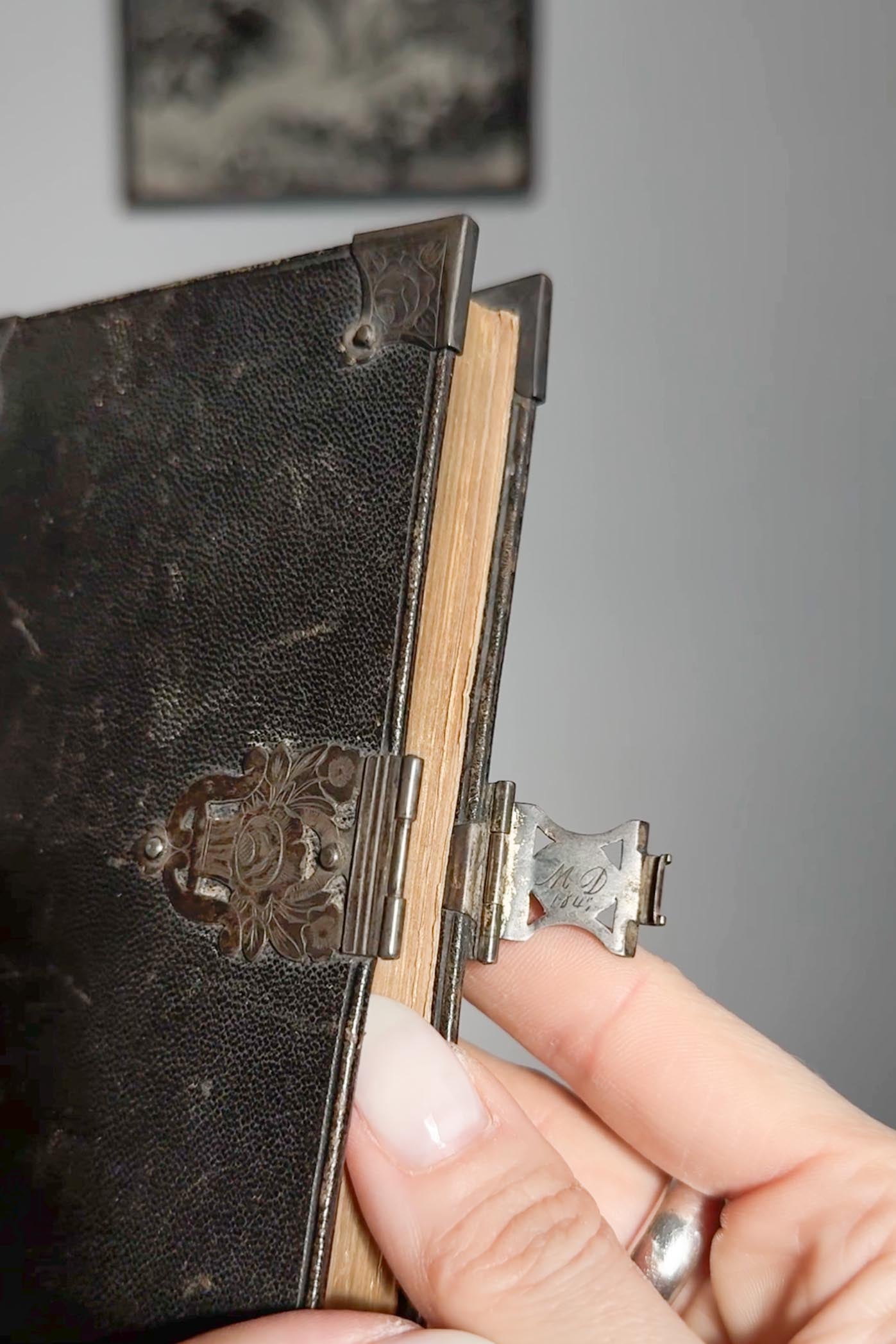 Antikes Gebetbuch von 1845 mit Metallschließe theplaincircle vintage