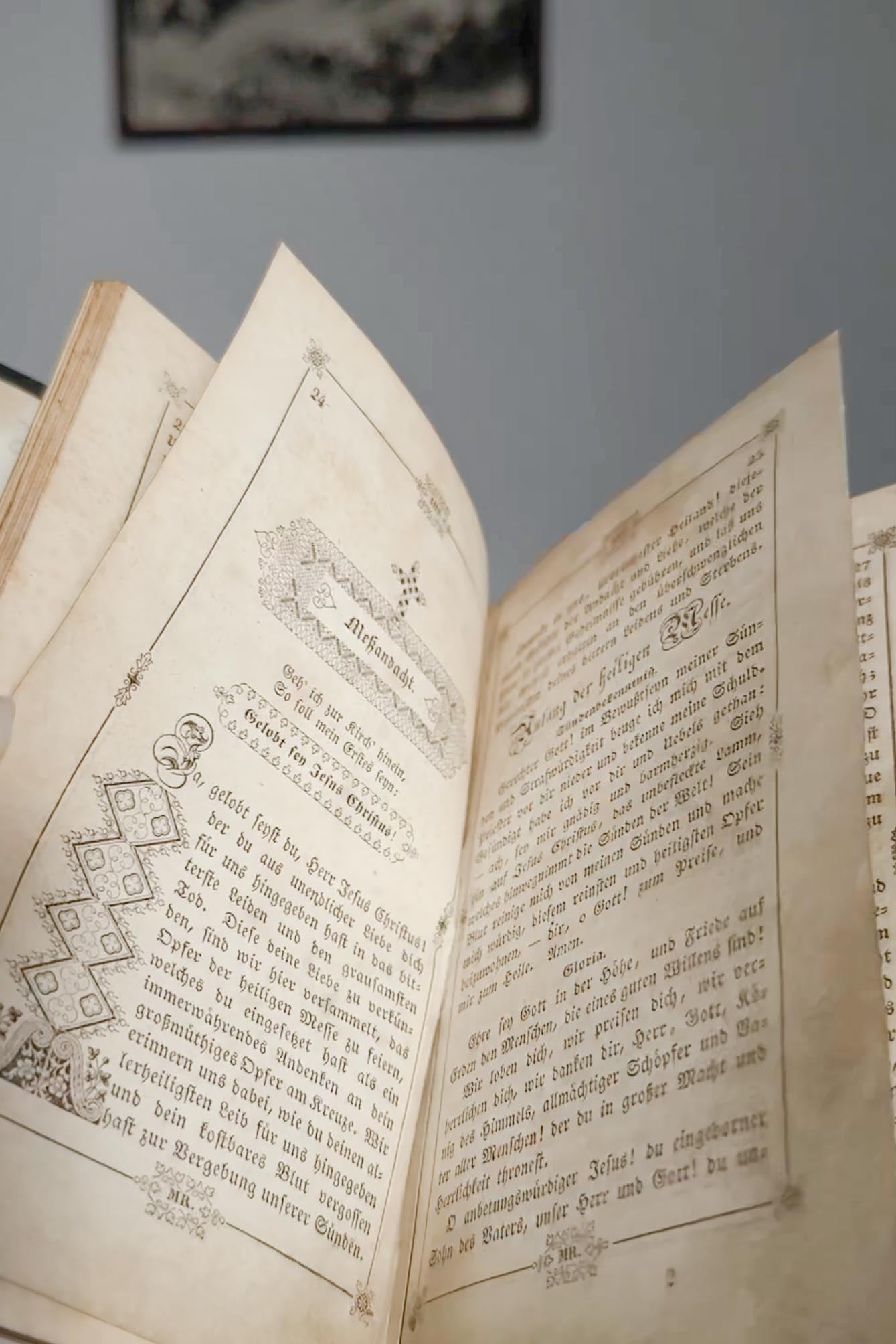 Antikes Gebetbuch von 1845 mit Metallschließe theplaincircle vintage