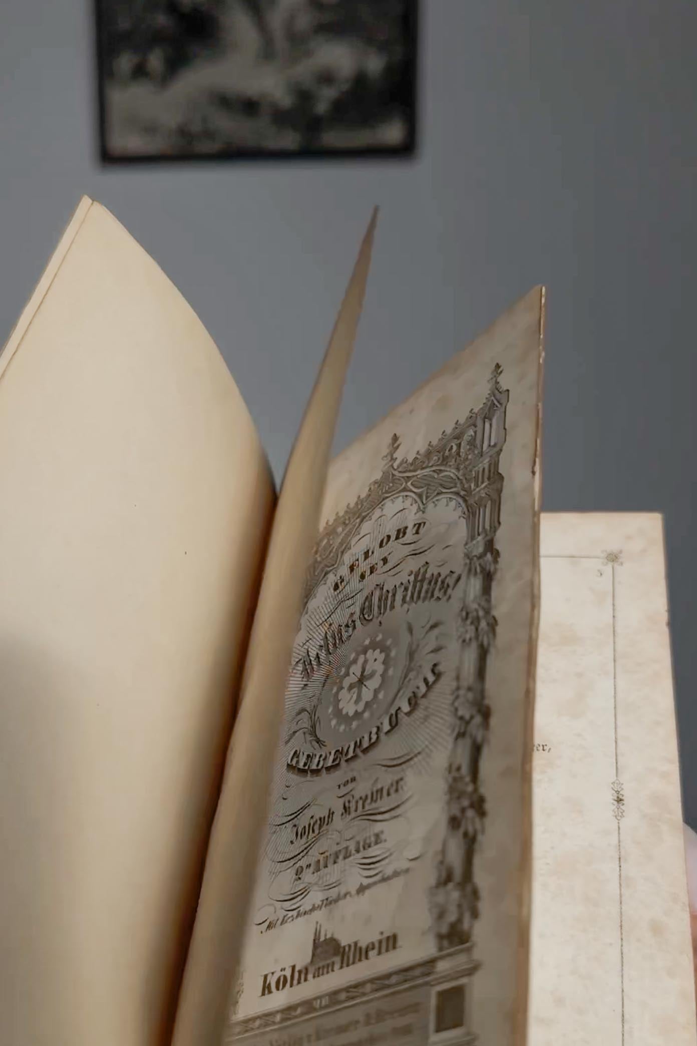 Antikes Gebetbuch von 1845 mit Metallschließe theplaincircle vintage
