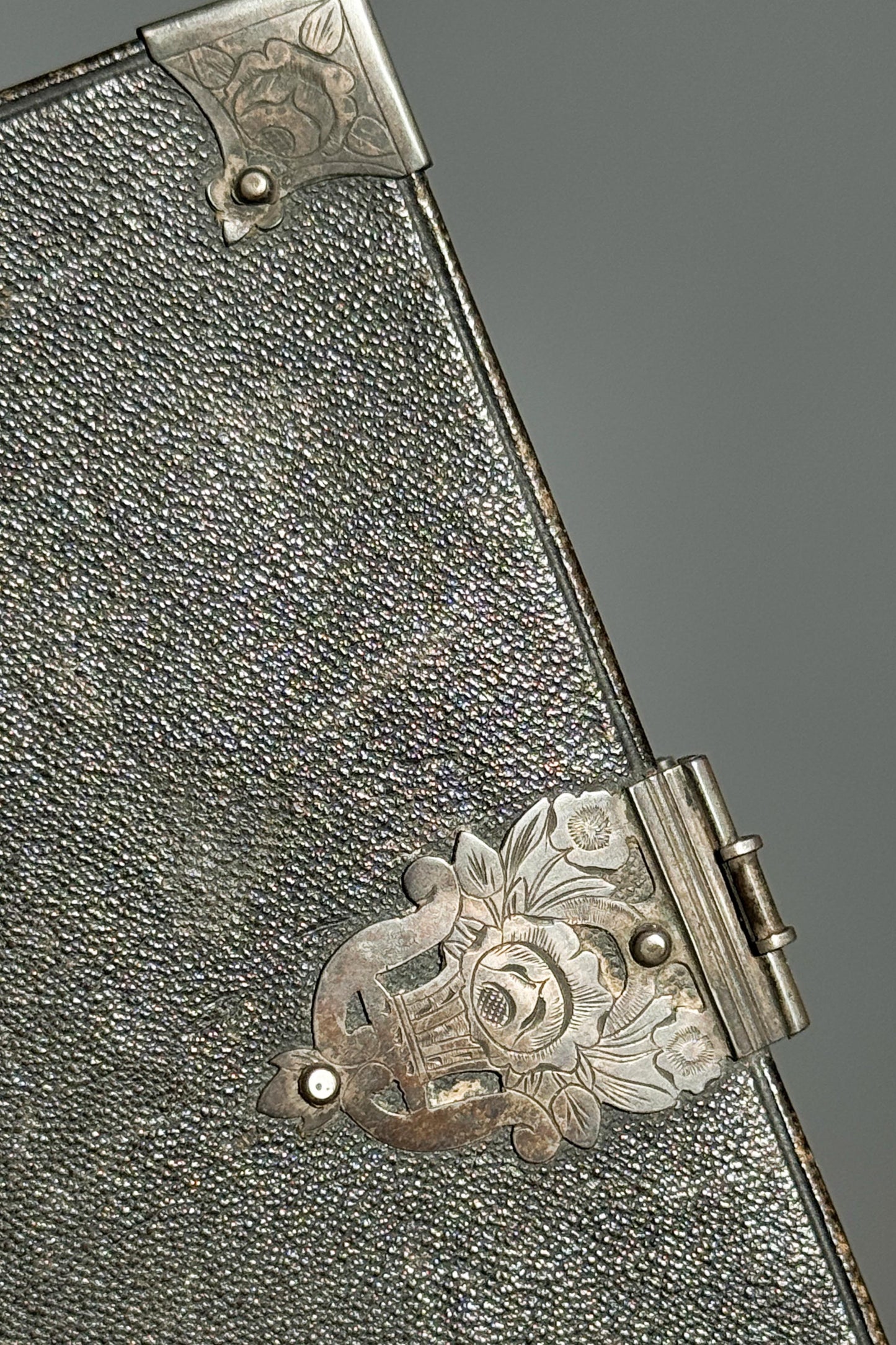 Antikes Gebetbuch von 1845 mit Metallschließe theplaincircle vintage