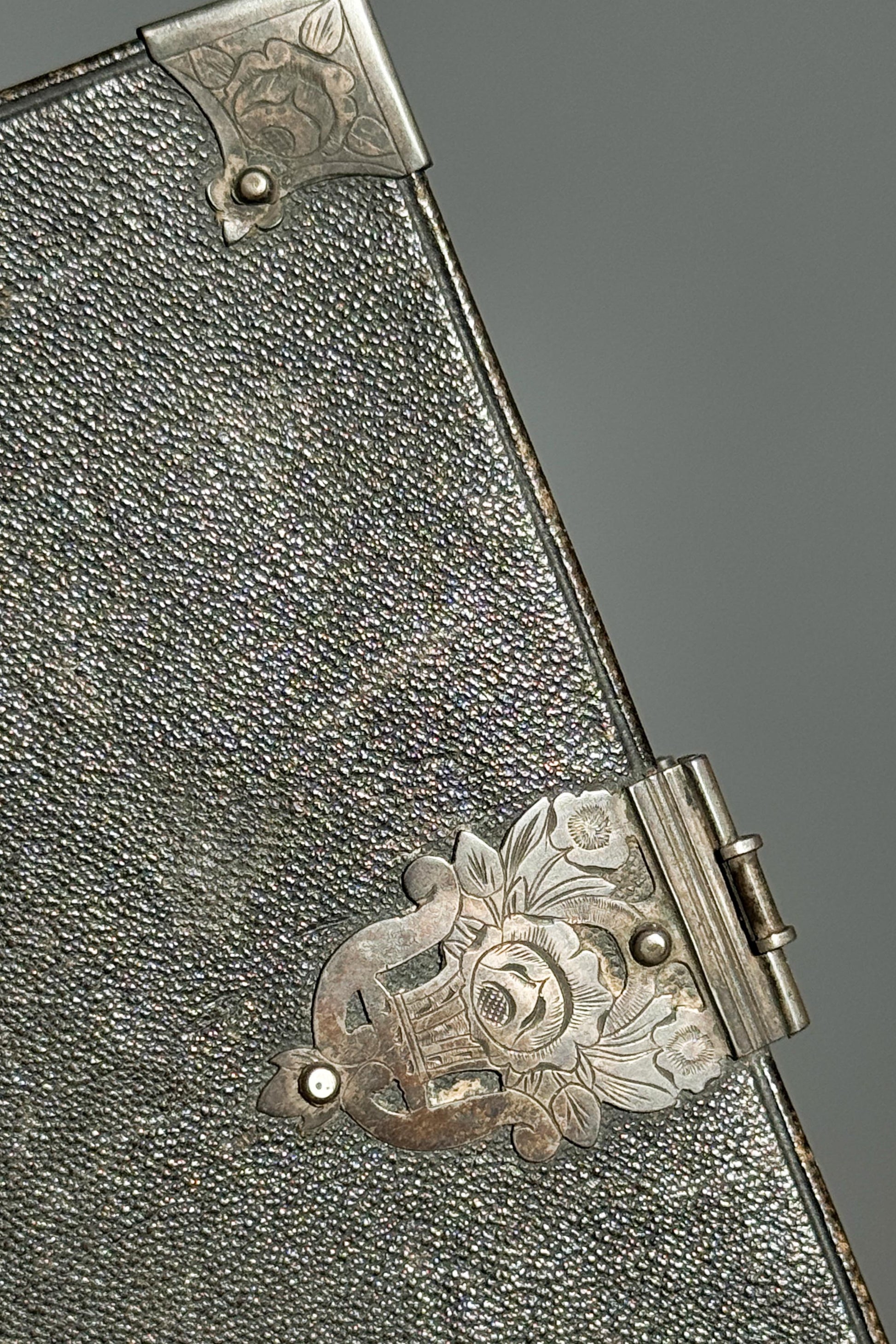 Antikes Gebetbuch von 1845 mit Metallschließe theplaincircle vintage