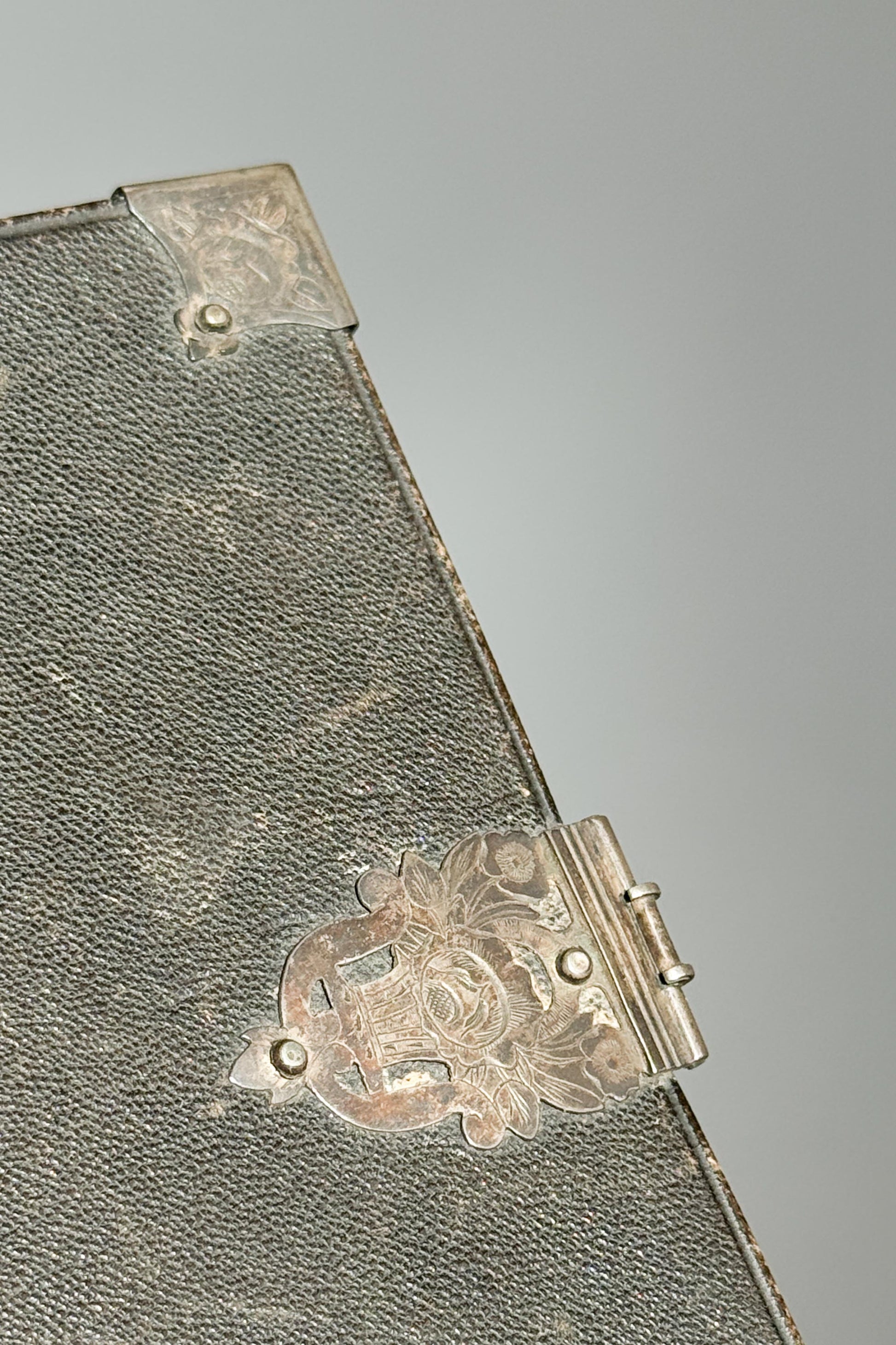 Antikes Gebetbuch von 1845 mit Metallschließe theplaincircle vintage