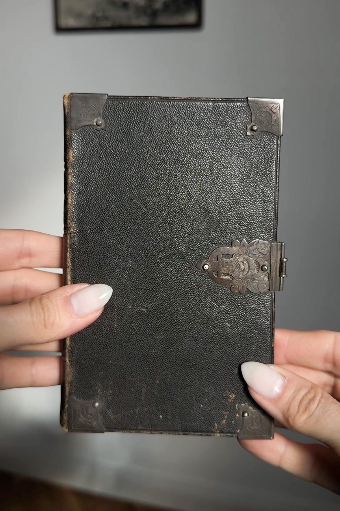 Antikes Gebetbuch von 1845 mit Metallschließe theplaincircle vintage