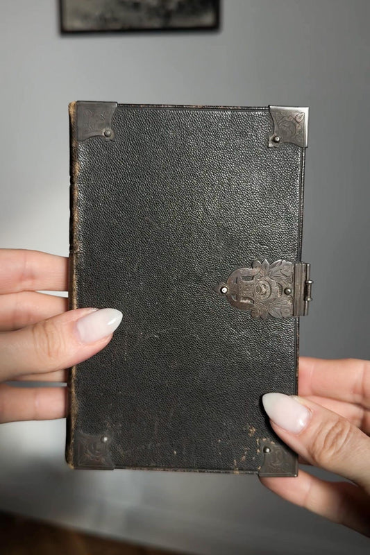 Antikes Gebetbuch von 1845 mit Metallschließe theplaincircle vintage