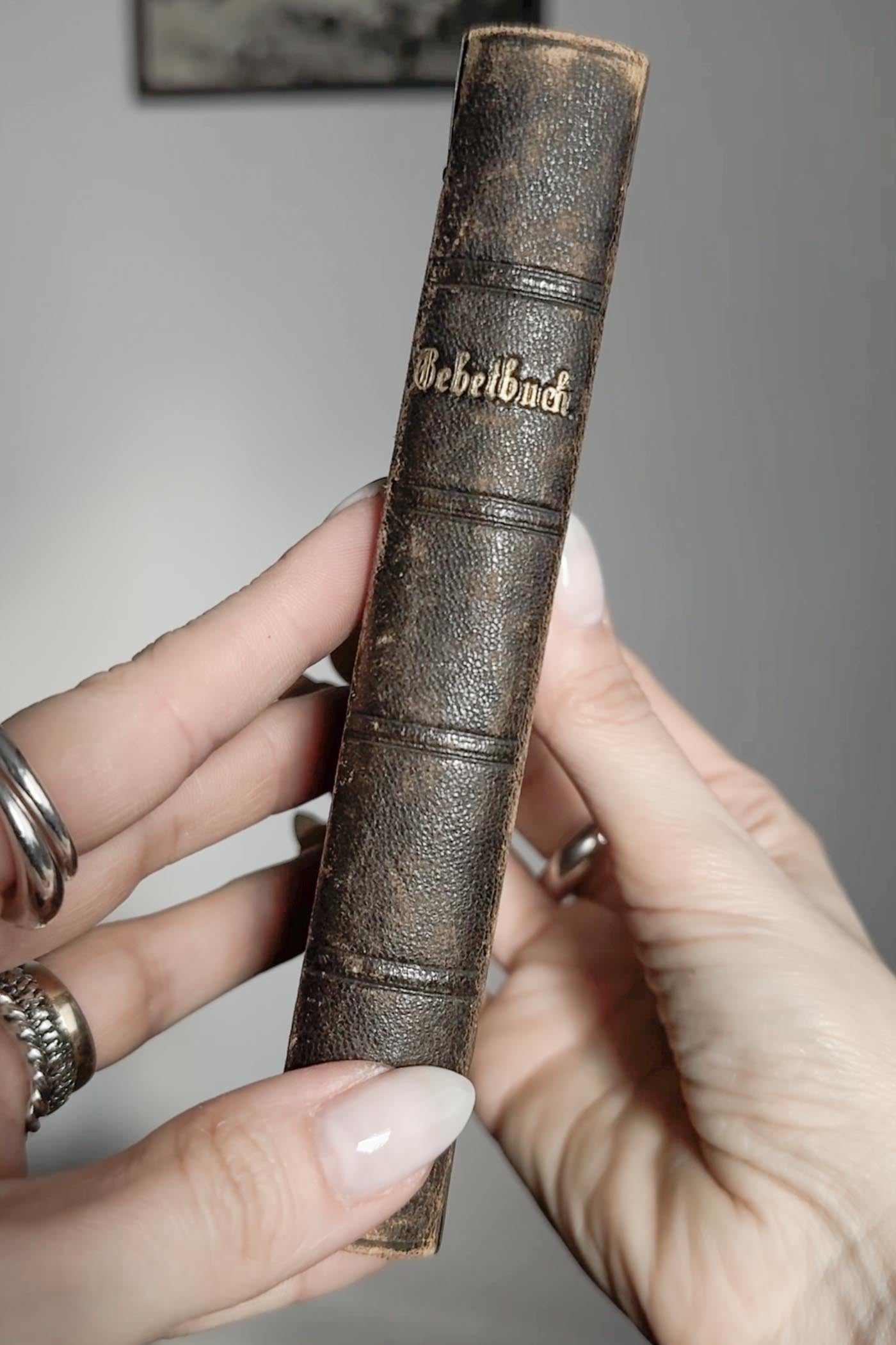 Antikes Gebetbuch von 1845 mit Metallschließe theplaincircle vintage