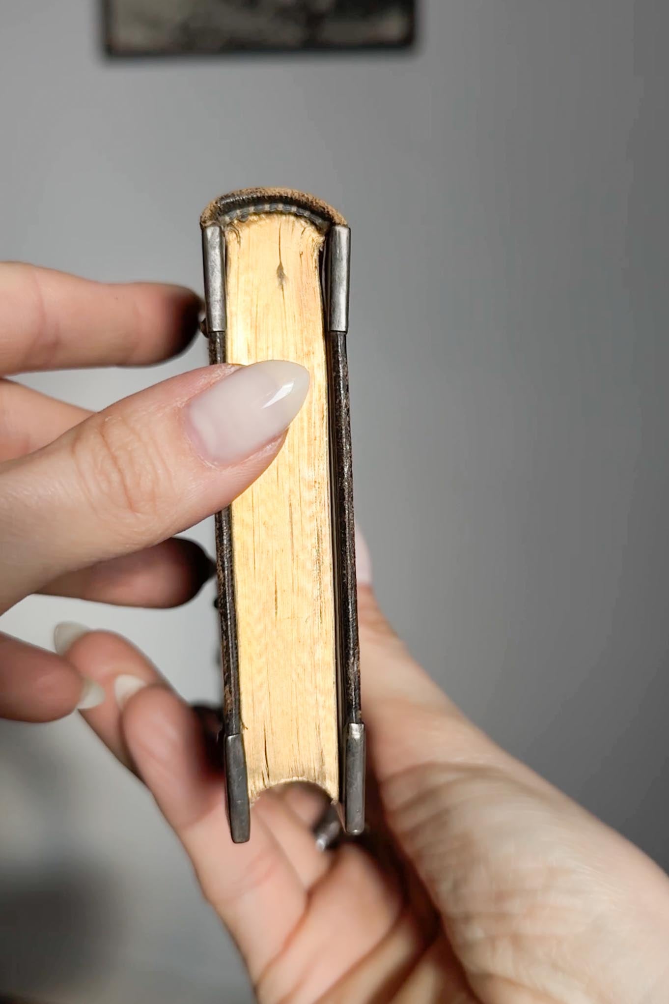 Antikes Gebetbuch von 1845 mit Metallschließe theplaincircle vintage