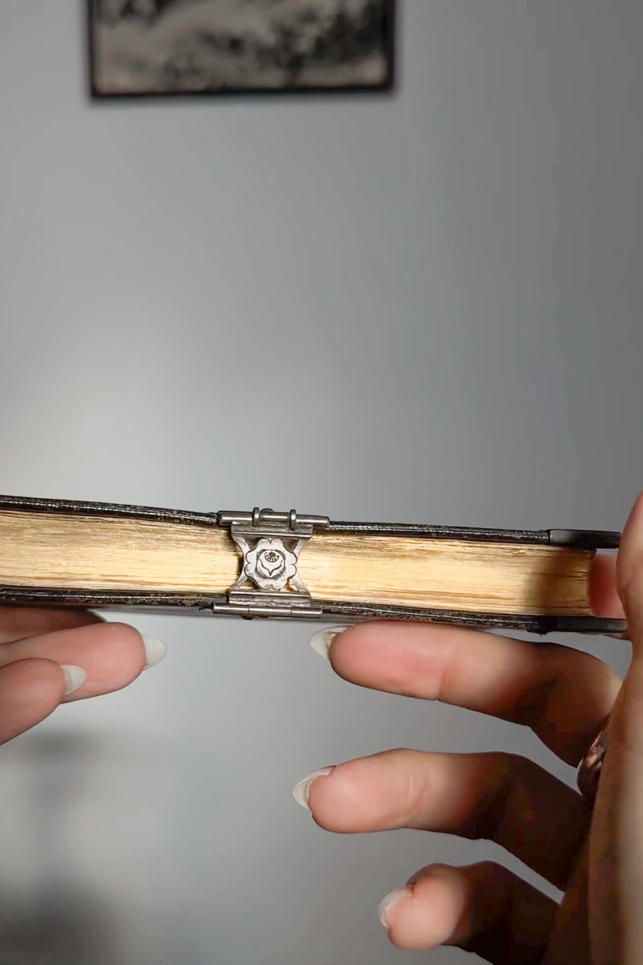 Antikes Gebetbuch von 1845 mit Metallschließe theplaincircle vintage