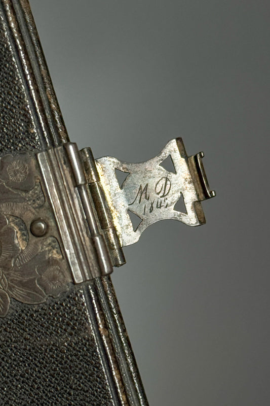 Antikes Gebetbuch von 1845 mit Metallschließe theplaincircle vintage