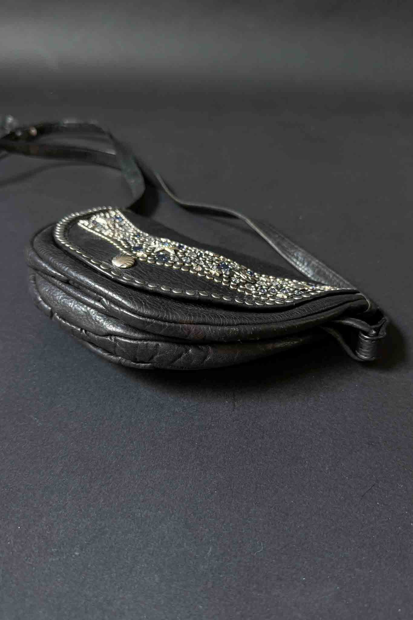 Kolster Halfmoon Bag mit blauen Strasssteinen & silberner Hardware