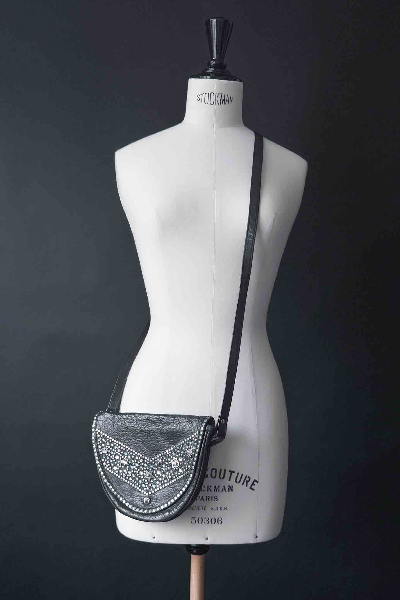 Kolster Halfmoon Bag mit blauen Strasssteinen & silberner Hardware