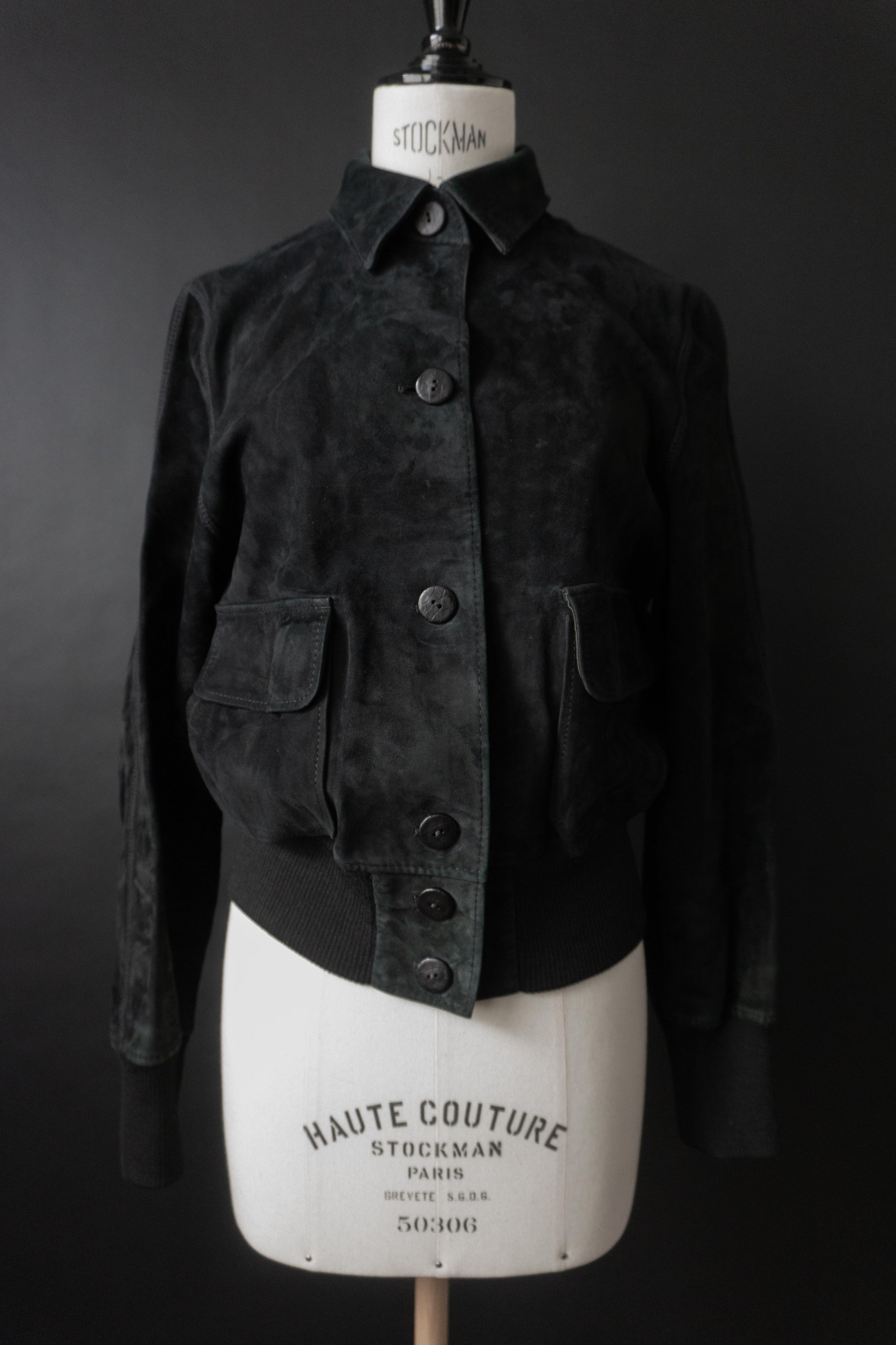 Vintage Lederjacke aus Nubukleder in dunklem Blau mit minimalistischen Details und aufgesetzten Taschen