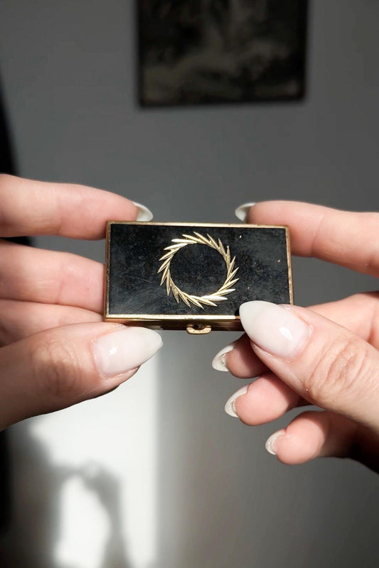 Kleine Vintage Metallschatulle mit Gravur theplaincircle vintage