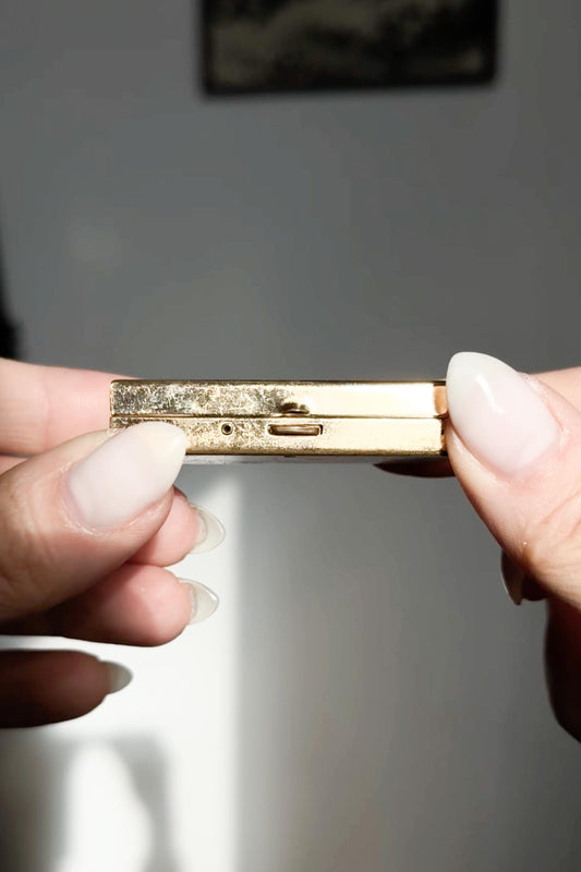 Kleine Vintage Metallschatulle mit Gravur theplaincircle vintage