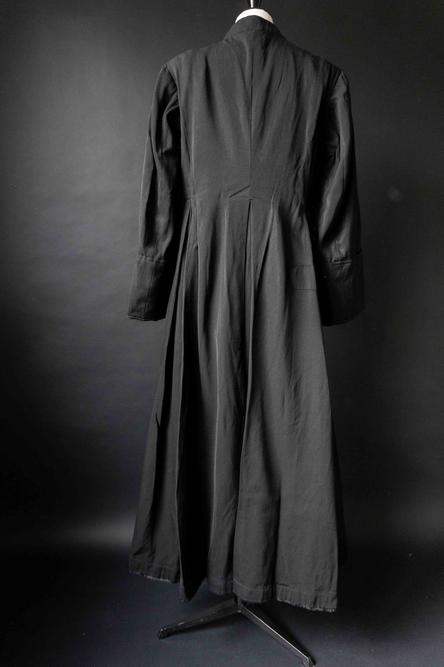 Antiker französischer Pfarrermantel – schwarzer Clergy Coat mit Knopfleiste, M–L theplaincircle vintage