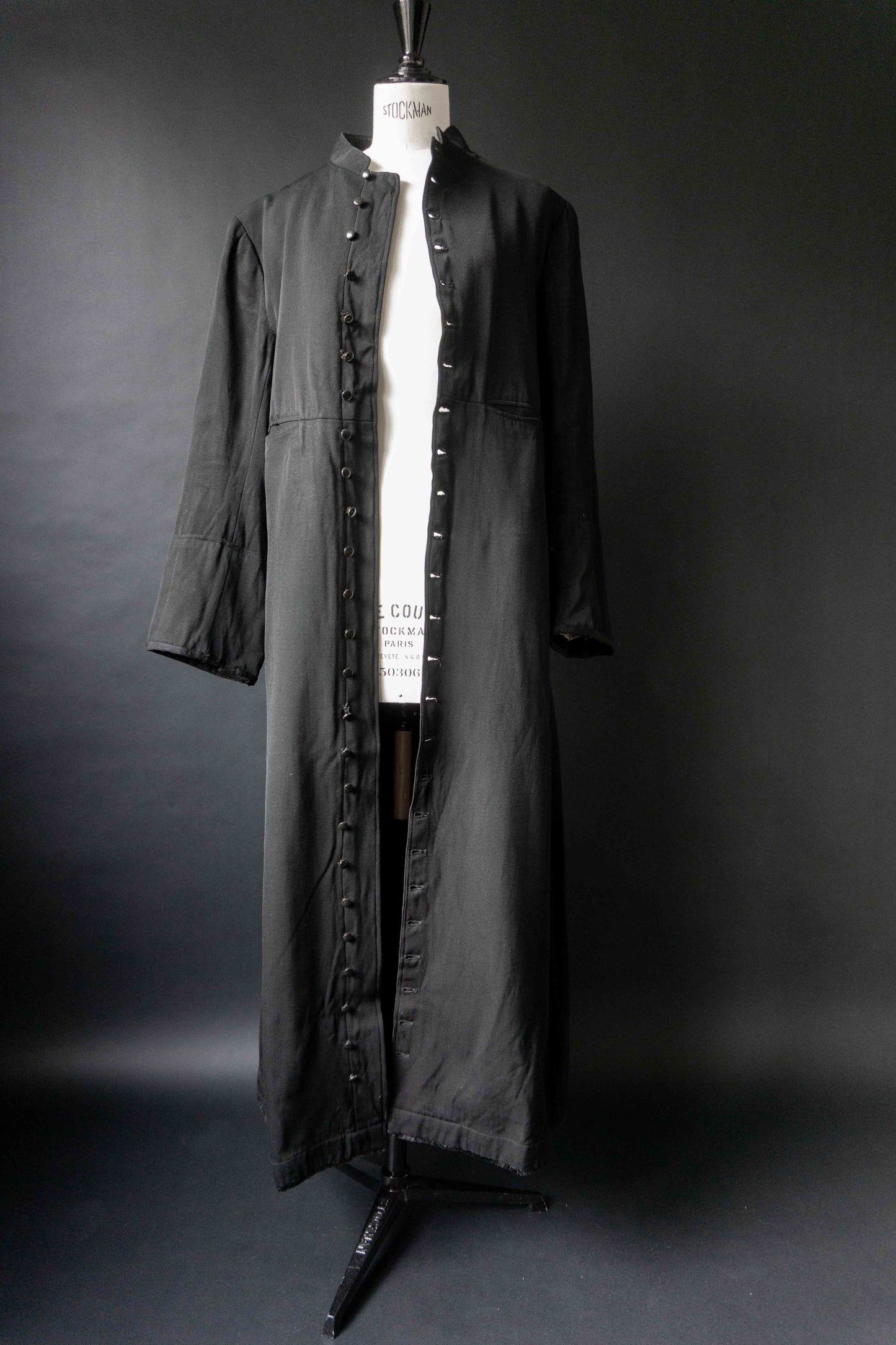 Antiker französischer Pfarrermantel – schwarzer Clergy Coat mit Knopfleiste, M–L theplaincircle vintage