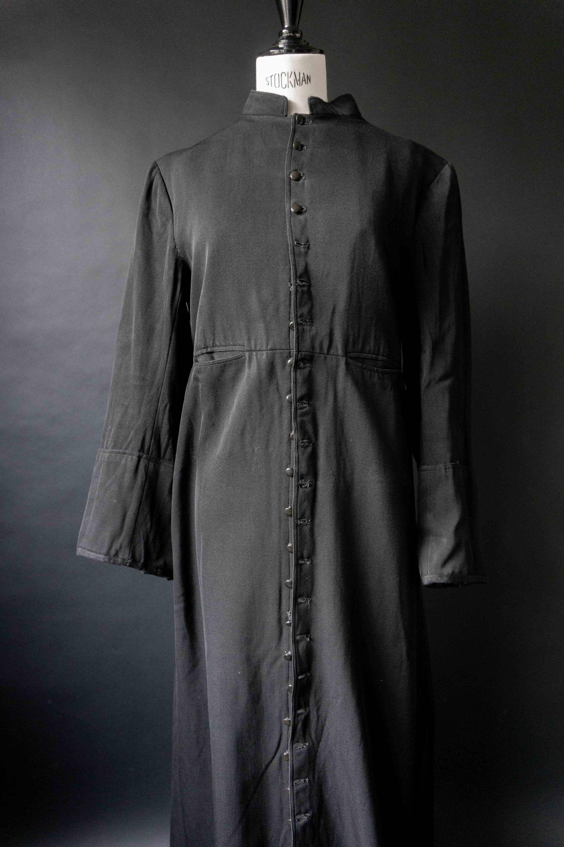 Antiker französischer Pfarrermantel – schwarzer Clergy Coat mit Knopfleiste, M–L theplaincircle vintage