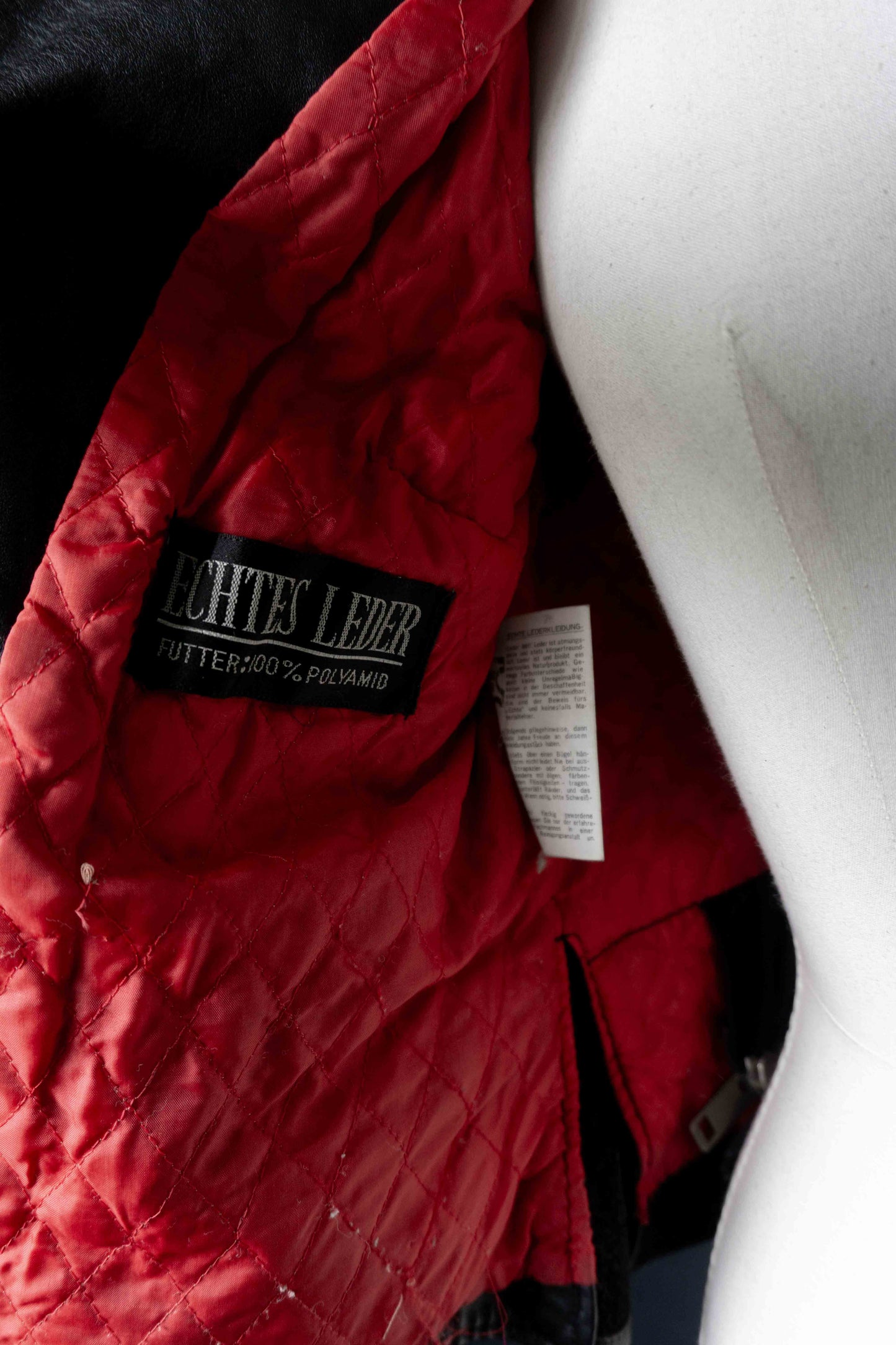 Schwarze Leder Bikerjacke Vintage 80er – strukturierte Slim Fit Leather Jacket Damen theplaincircle vintage