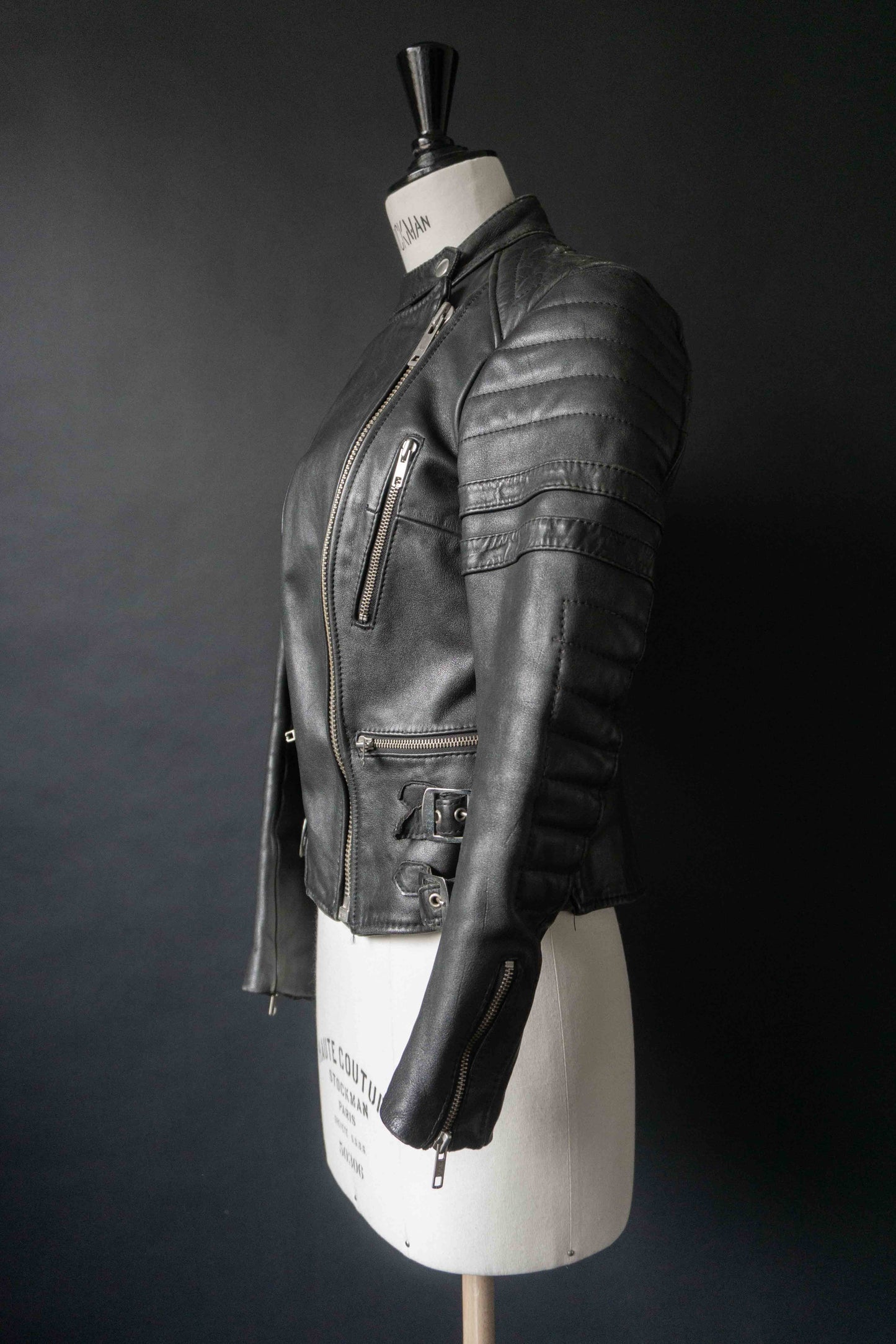 Schwarze Leder Bikerjacke Vintage 80er – strukturierte Slim Fit Leather Jacket Damen theplaincircle vintage