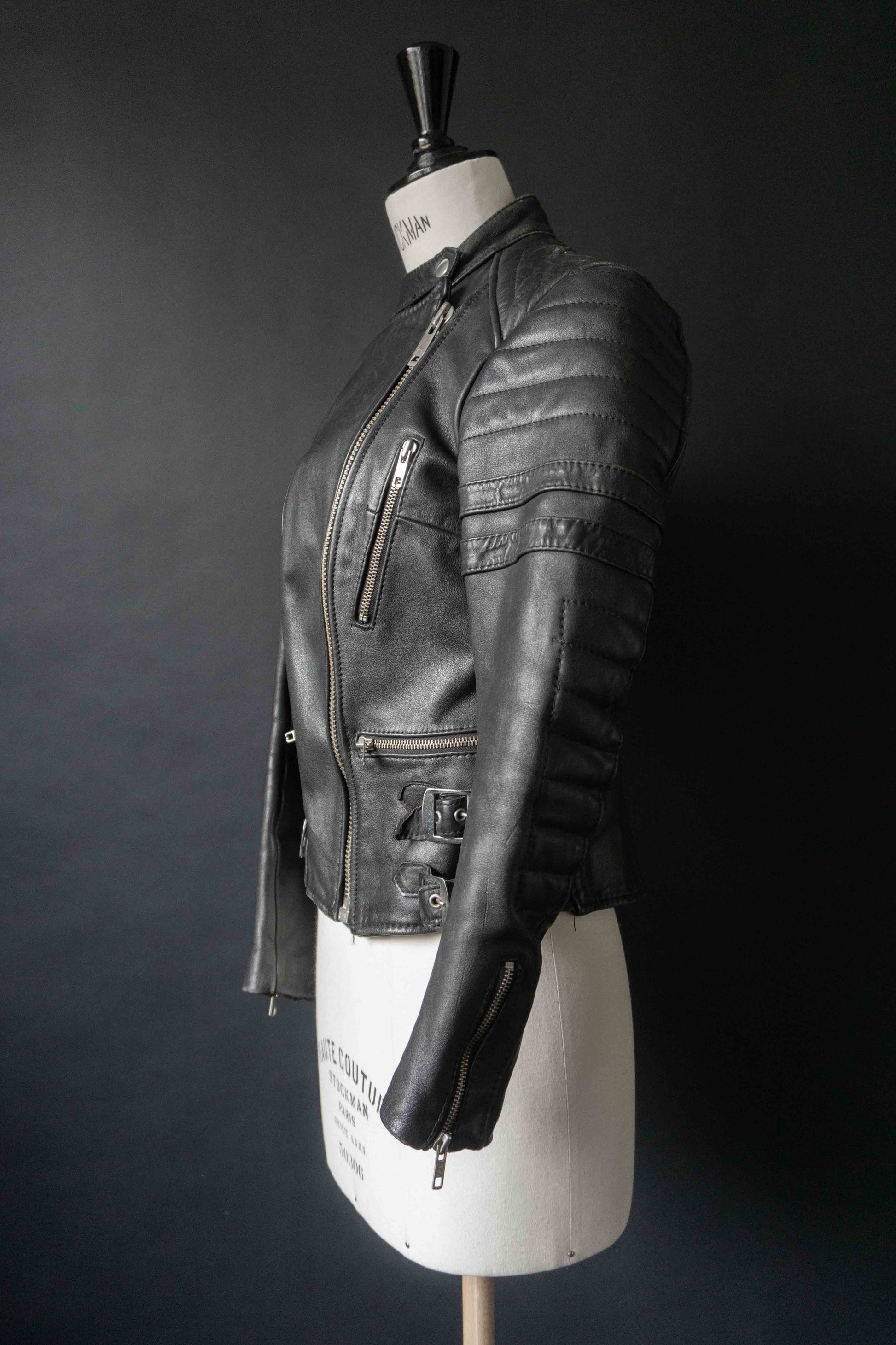 Schwarze Leder Bikerjacke Vintage 80er – strukturierte Slim Fit Leather Jacket Damen theplaincircle vintage