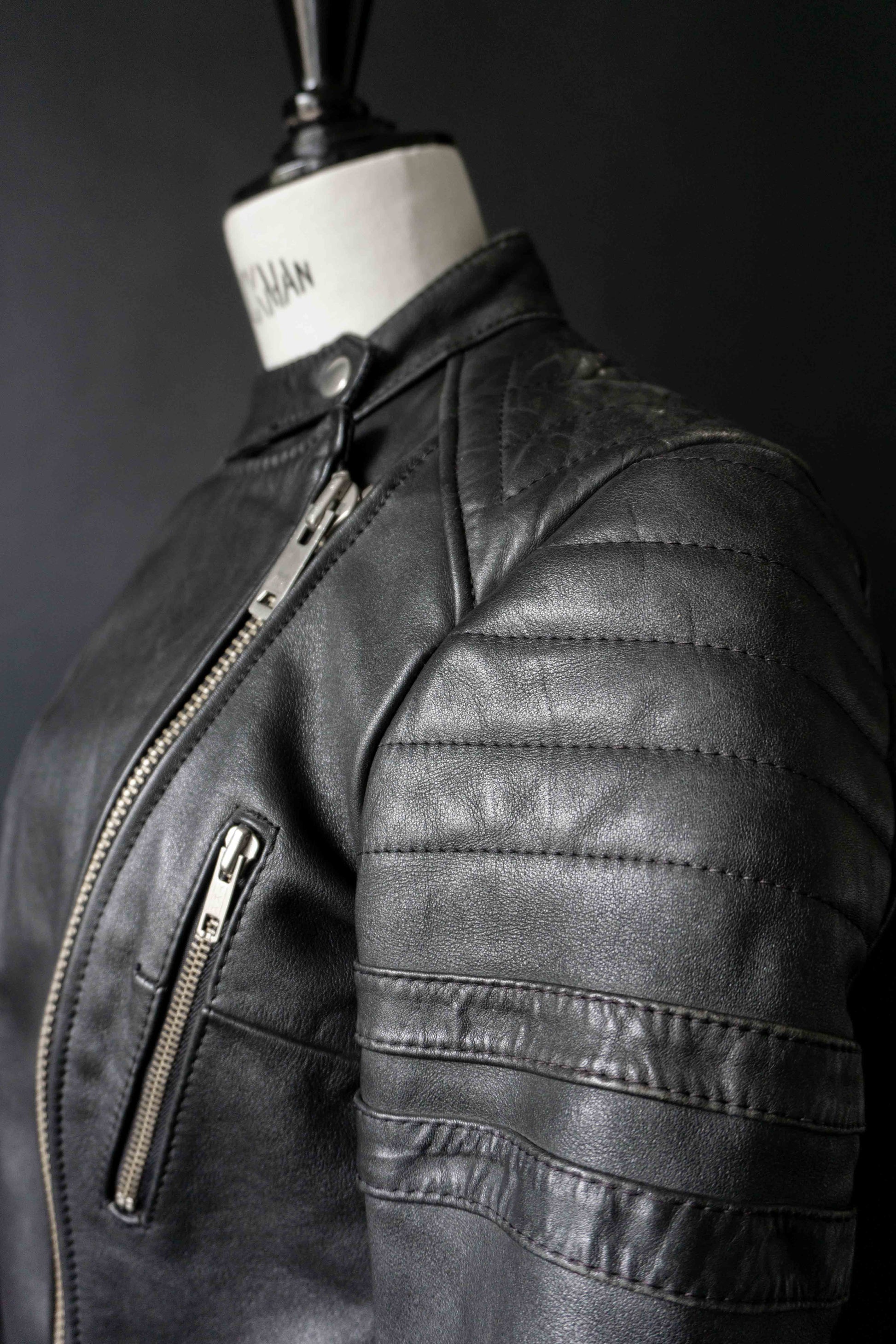 Schwarze Leder Bikerjacke Vintage 80er – strukturierte Slim Fit Leather Jacket Damen theplaincircle vintage
