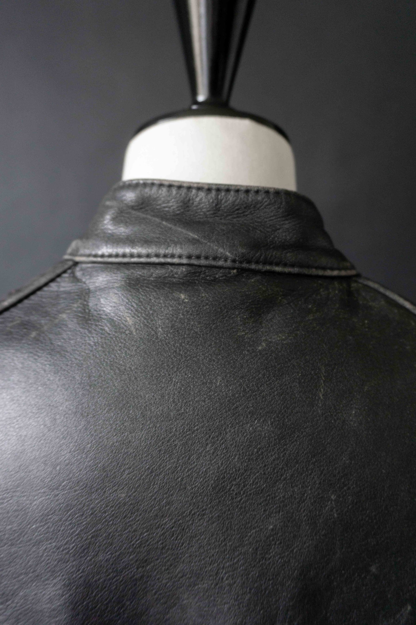 Schwarze Leder Bikerjacke Vintage 80er – strukturierte Slim Fit Leather Jacket Damen theplaincircle vintage