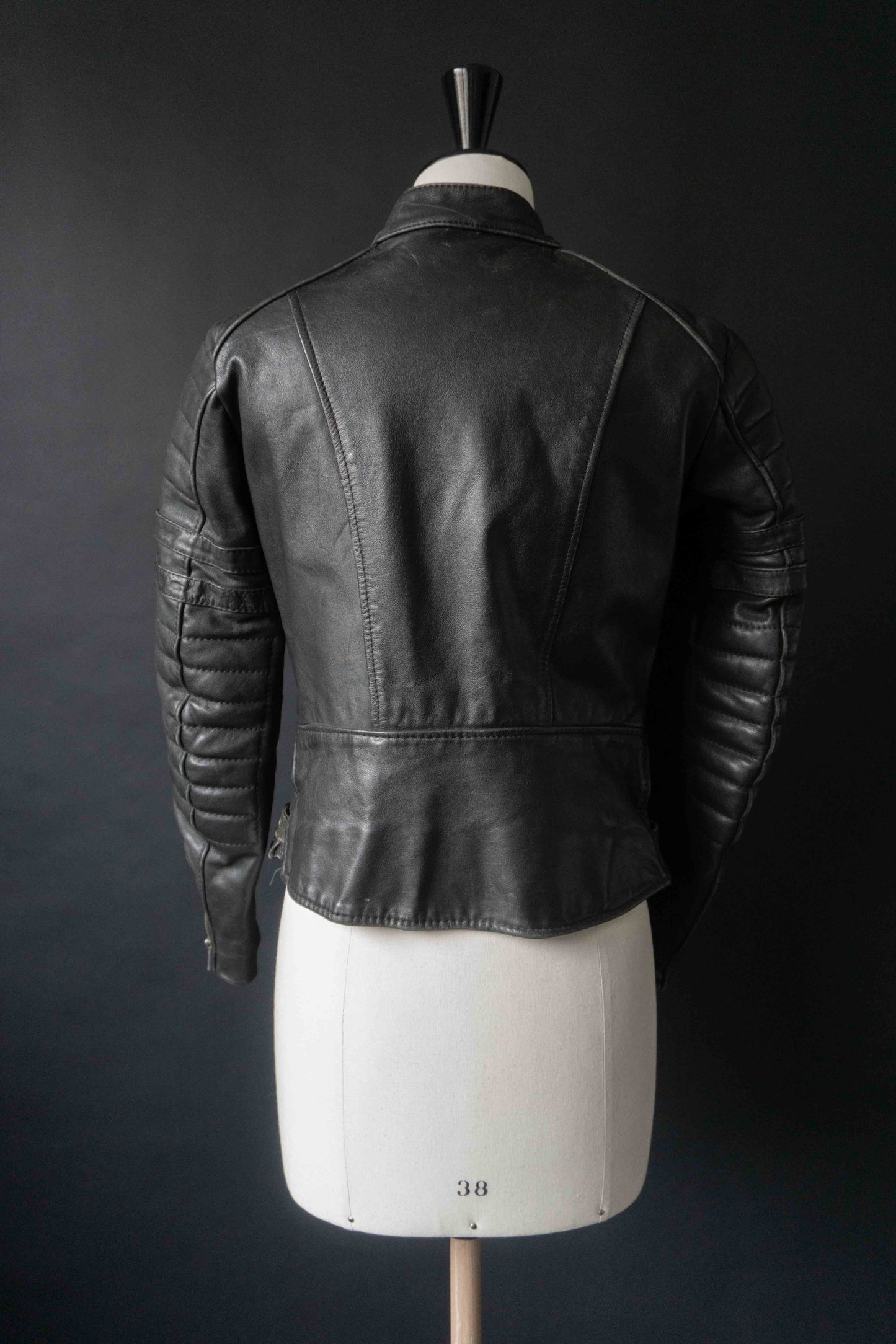 Schwarze Leder Bikerjacke Vintage 80er – strukturierte Slim Fit Leather Jacket Damen theplaincircle vintage