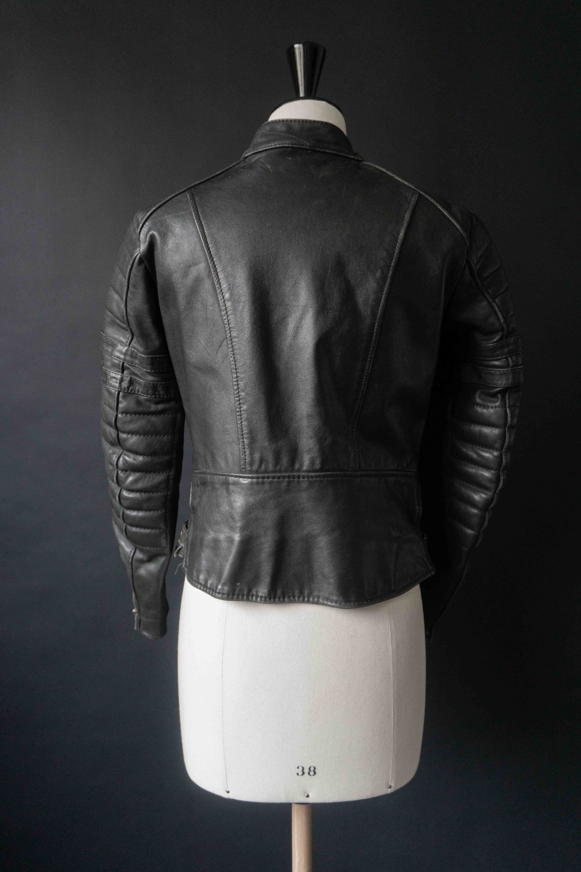 Schwarze Leder Bikerjacke Vintage 80er – strukturierte Slim Fit Leather Jacket Damen theplaincircle vintage