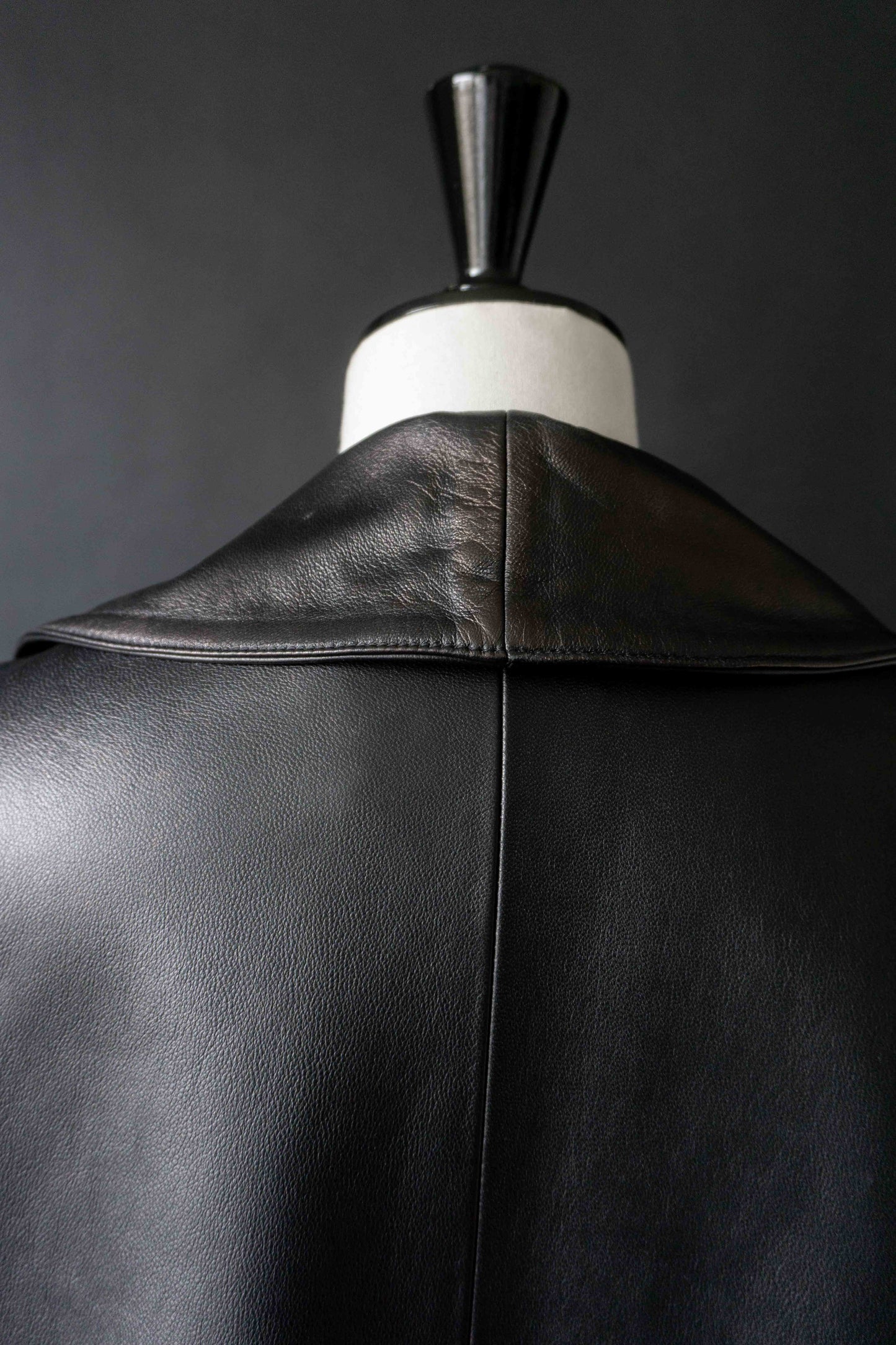 Schwarzer Leder Kurzmantel Vintage – Minimalistischer Lederblazer mit leichtem Metallic-Finish, M–L theplaincircle vintage