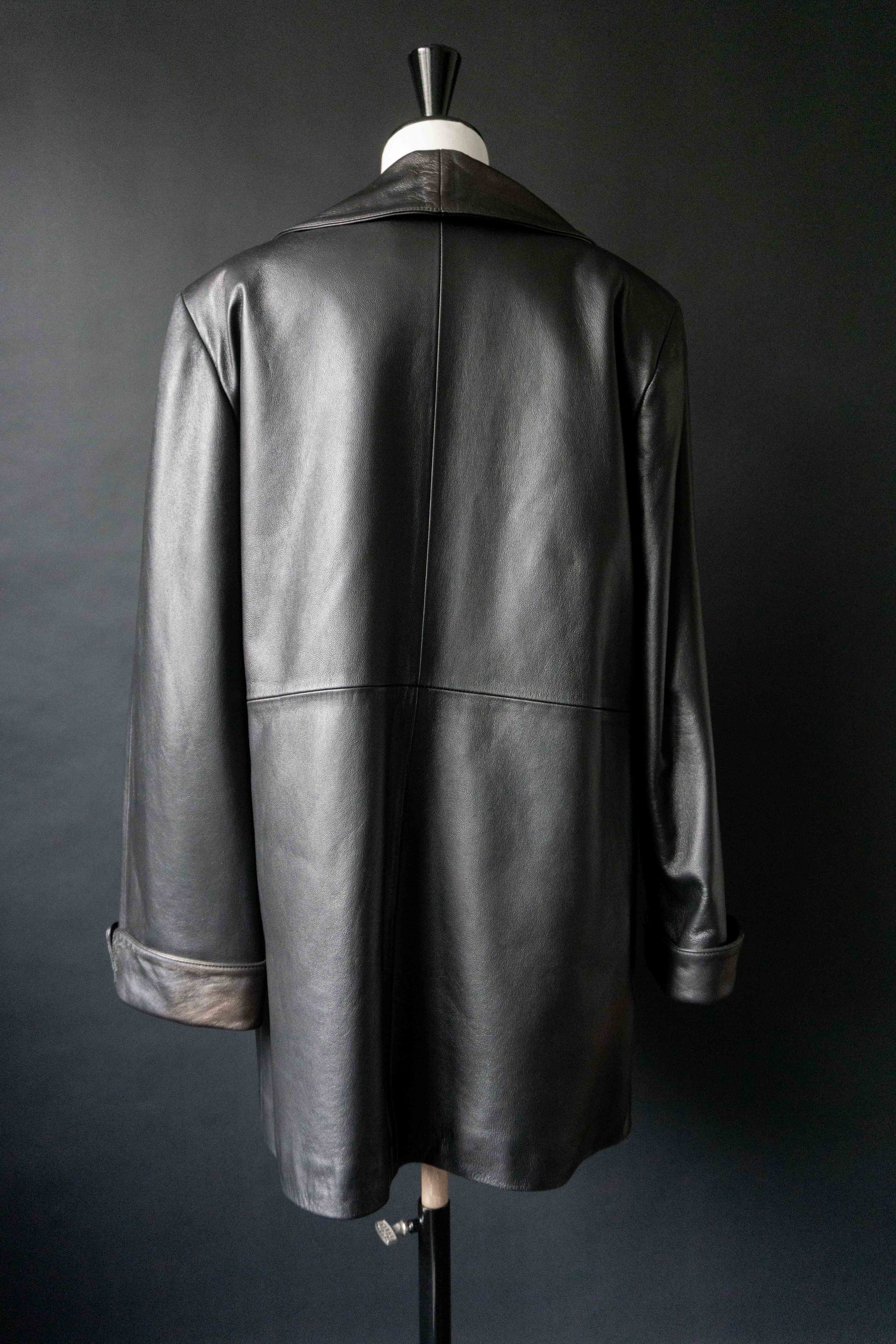 Schwarzer Leder Kurzmantel Vintage – Minimalistischer Lederblazer mit leichtem Metallic-Finish, M–L theplaincircle vintage
