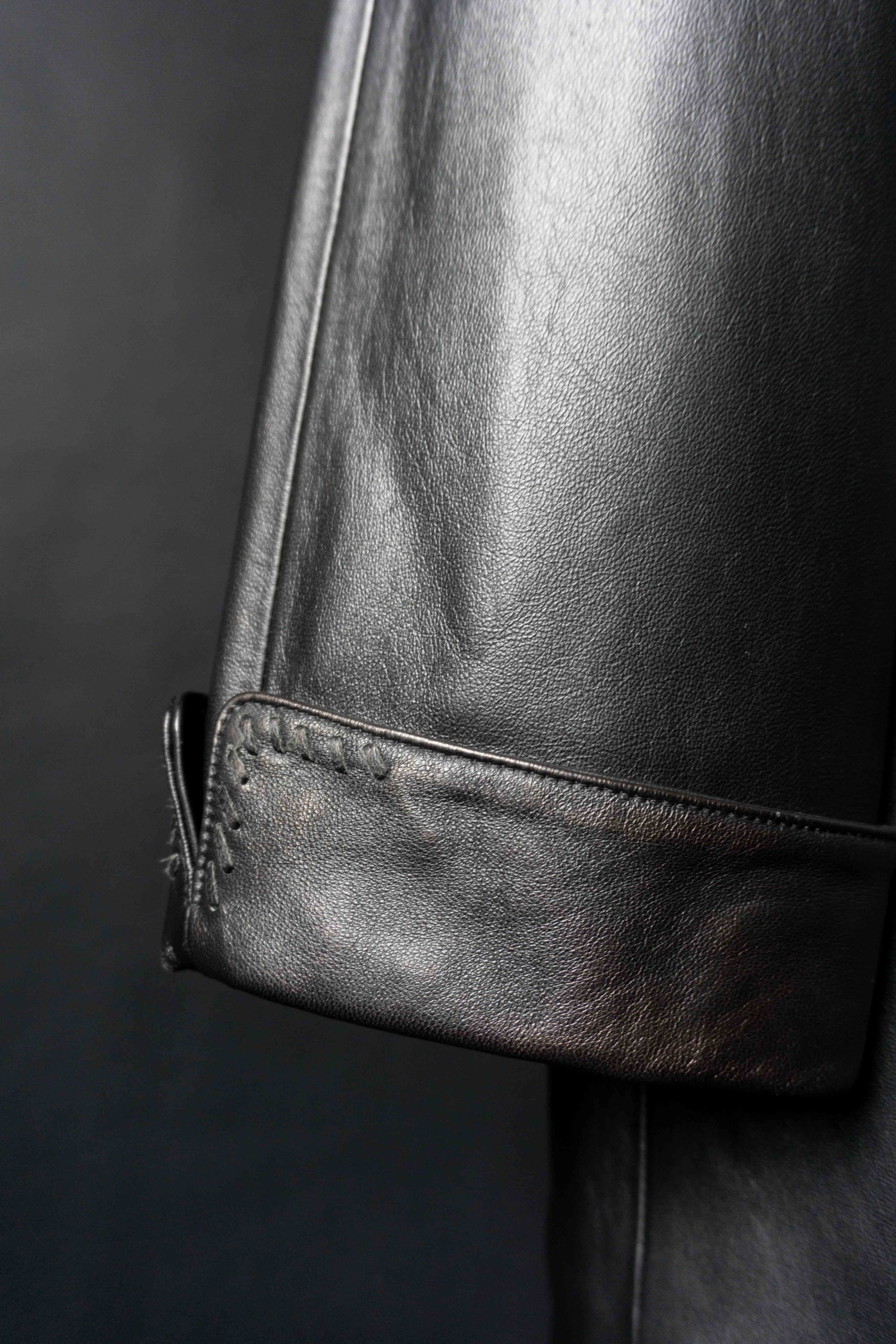 Schwarzer Leder Kurzmantel Vintage – Minimalistischer Lederblazer mit leichtem Metallic-Finish, M–L theplaincircle vintage