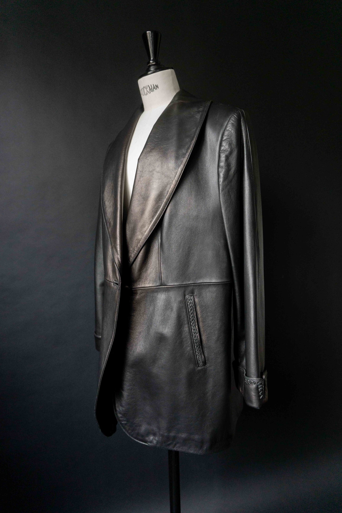 Schwarzer Leder Kurzmantel Vintage – Minimalistischer Lederblazer mit leichtem Metallic-Finish, M–L theplaincircle vintage