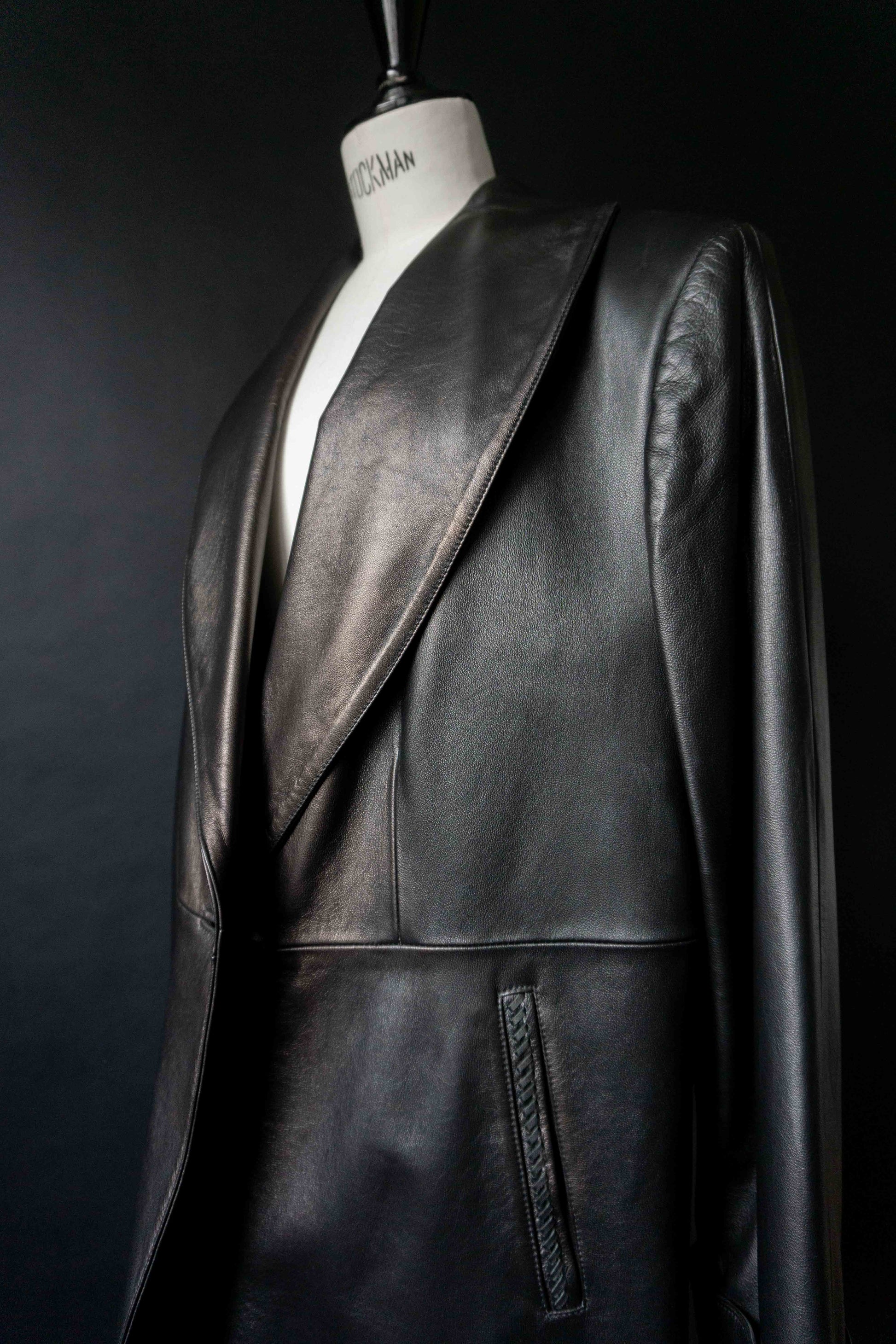 Schwarzer Leder Kurzmantel Vintage – Minimalistischer Lederblazer mit leichtem Metallic-Finish, M–L theplaincircle vintage