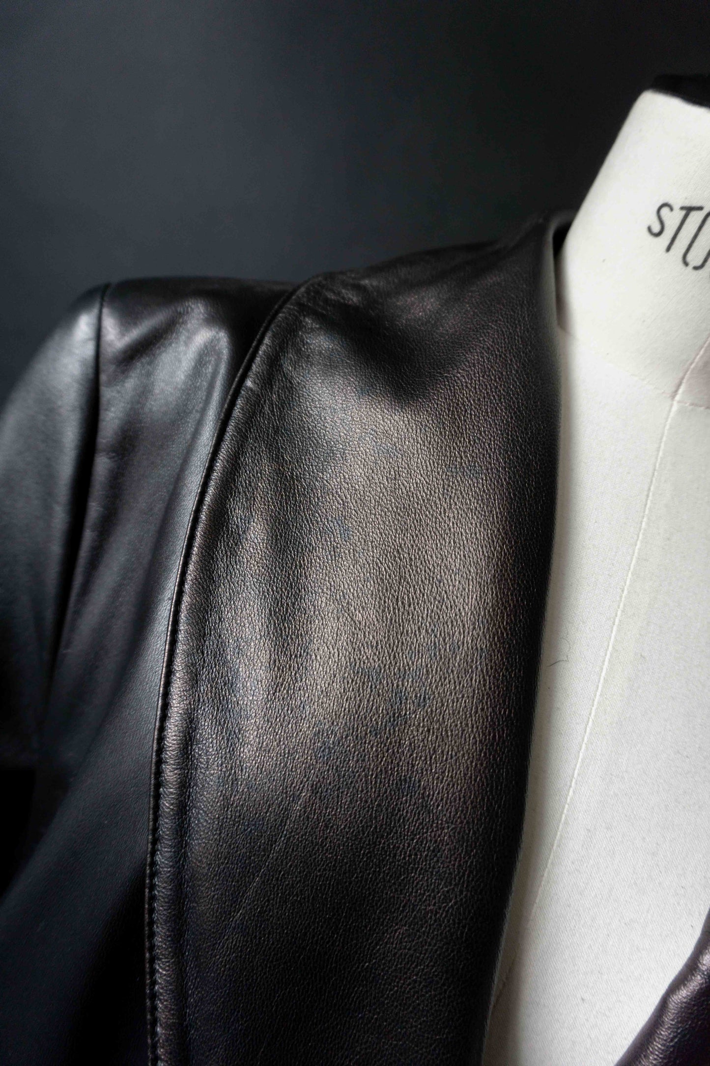 Schwarzer Leder Kurzmantel Vintage – Minimalistischer Lederblazer mit leichtem Metallic-Finish, M–L theplaincircle vintage