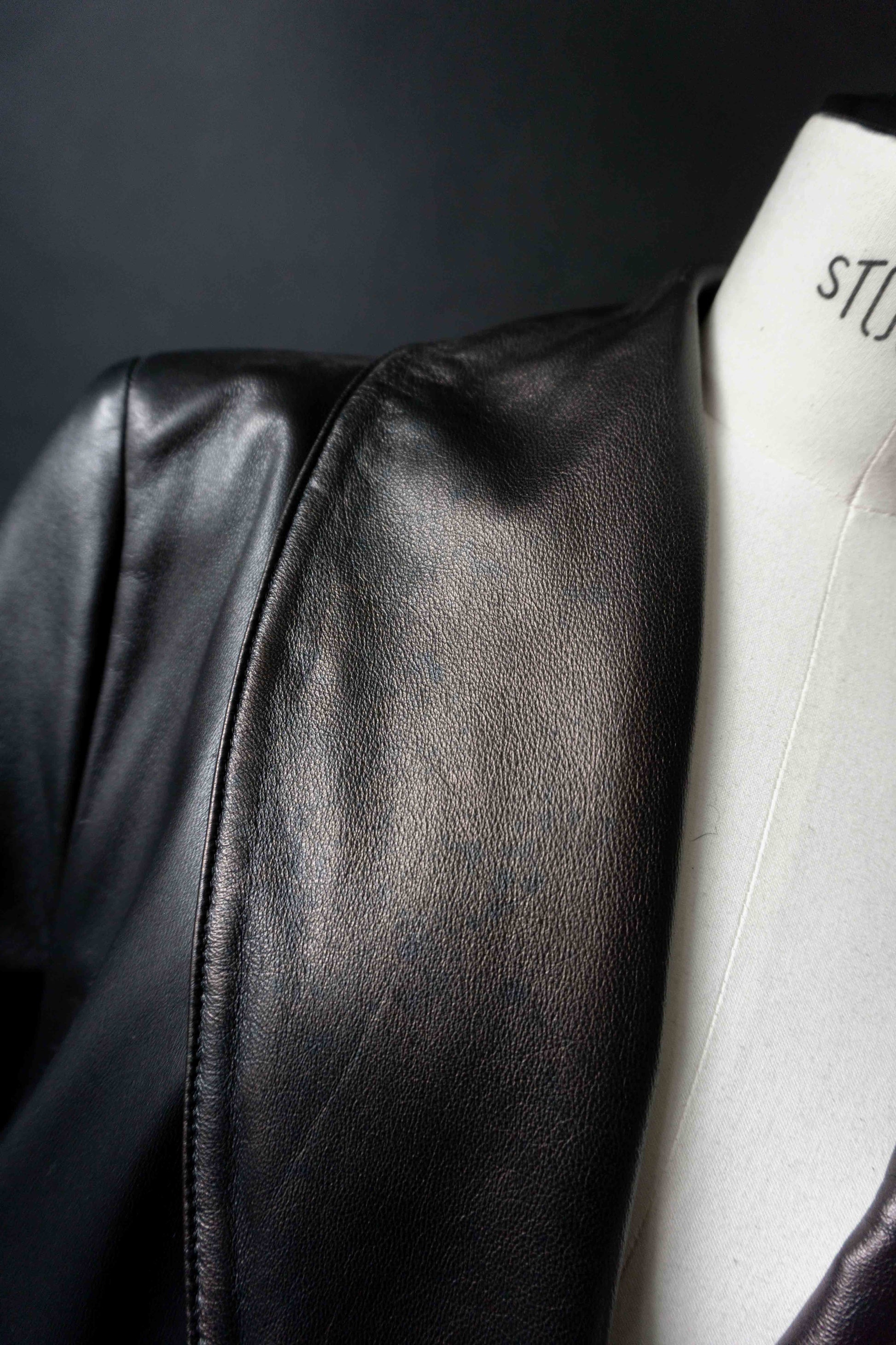 Schwarzer Leder Kurzmantel Vintage – Minimalistischer Lederblazer mit leichtem Metallic-Finish, M–L theplaincircle vintage
