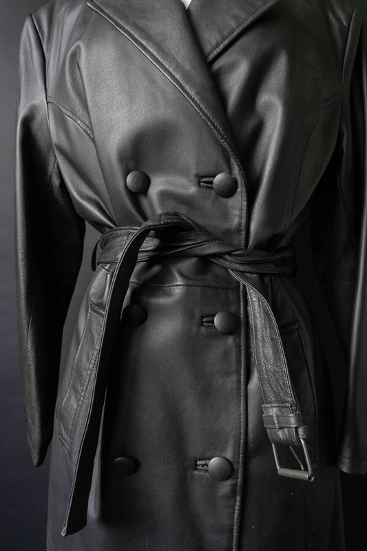 Schwarzer Leder Trenchcoat Vintage – 90s Echtleder Mantel mit Gürtel im minimalistischen Designer Stil, M–L theplaincircle vintage