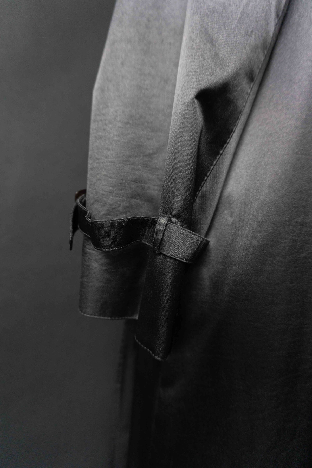 Vintage 50s schwarzer Mantel – cleaner Shiny Trenchcoat, S–M theplaincircle vintage