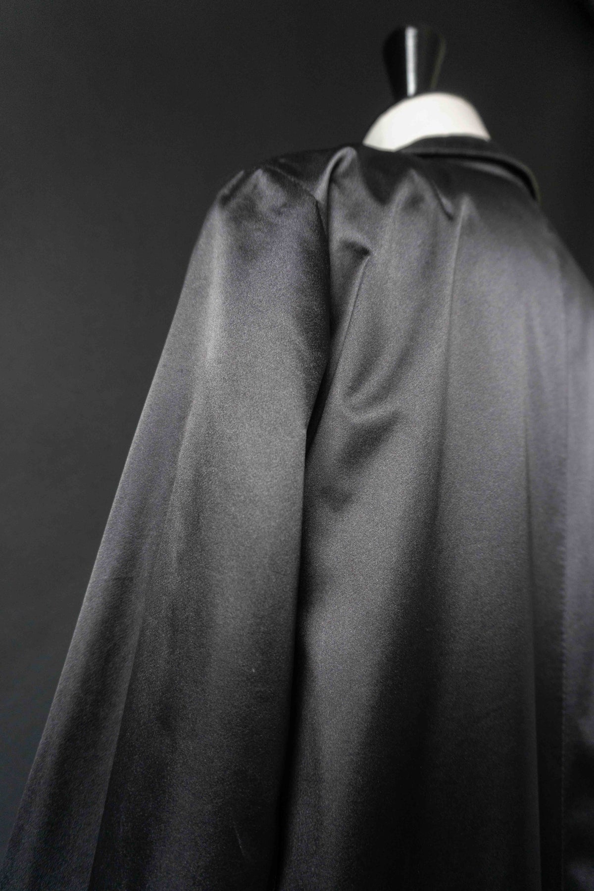 Vintage 50s schwarzer Mantel – cleaner Shiny Trenchcoat, S–M theplaincircle vintage